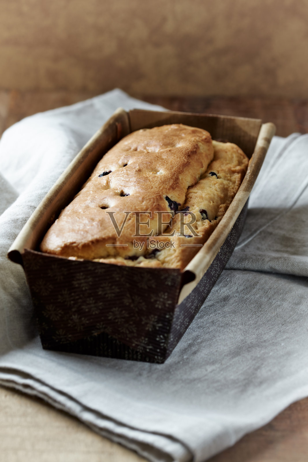 简单的蛋糕与越桔木背景。照片摄影图片