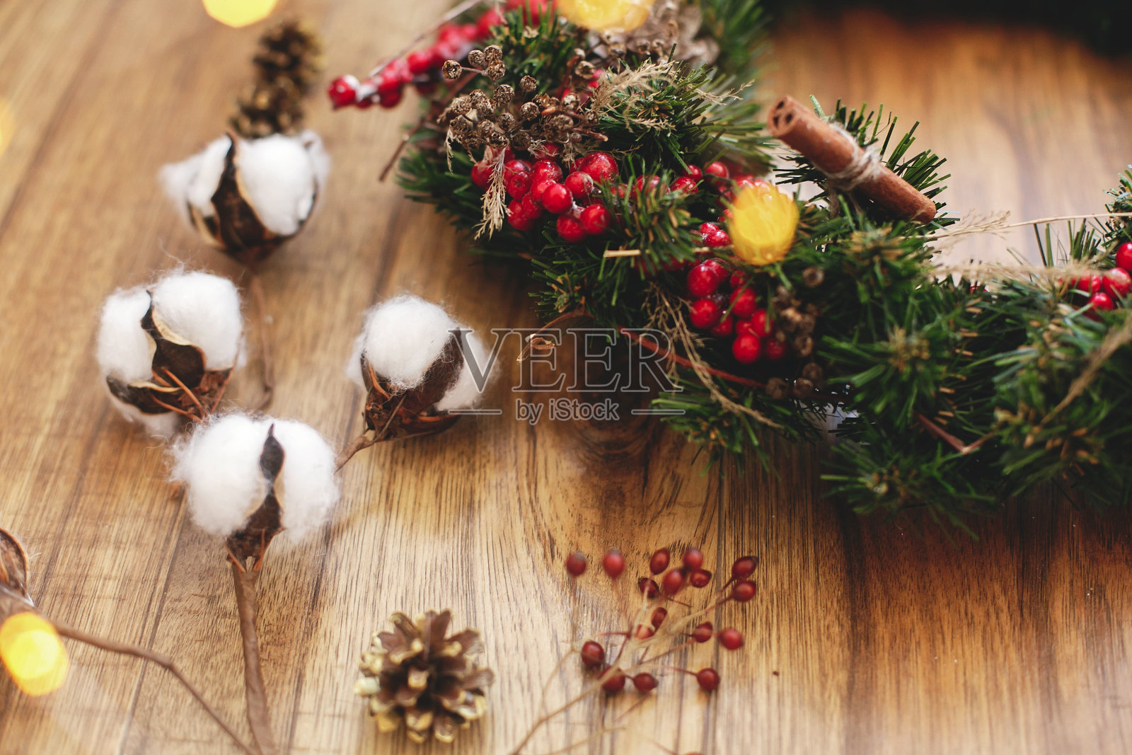 圣诞花环木制的乡村背景在房子。照片摄影图片