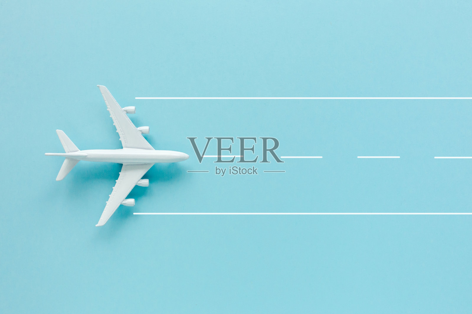 白色模型飞机，蓝色背景的飞机。俯视图，平放照片摄影图片