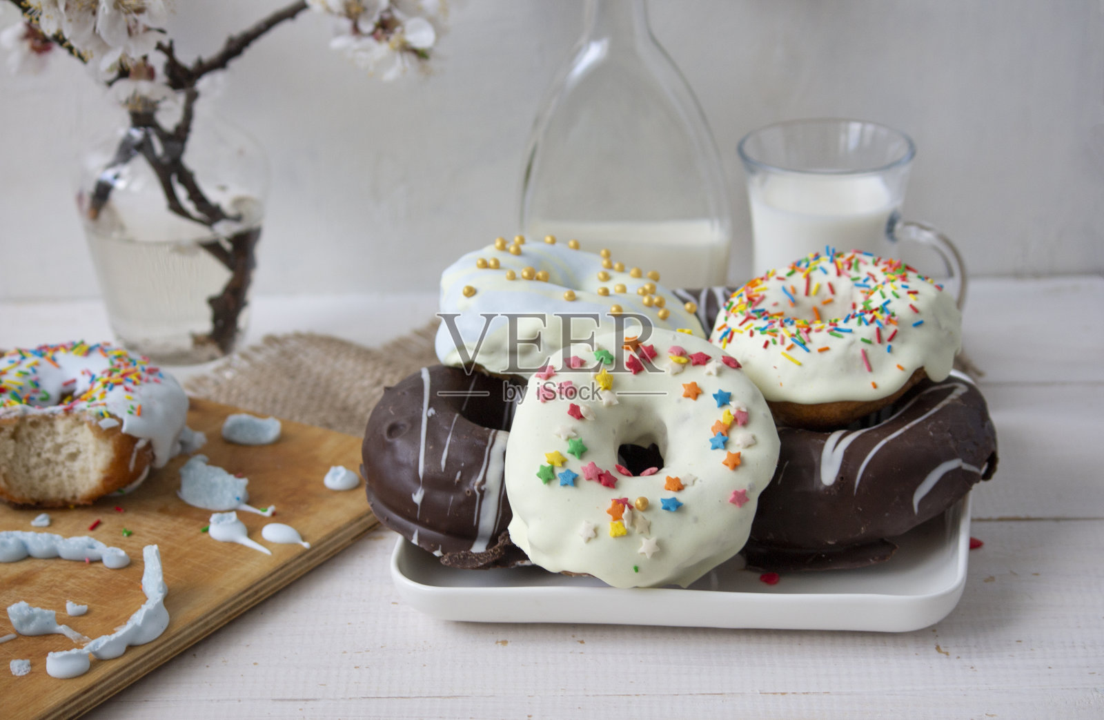 甜甜圈，波兰甜甜圈，经典甜甜圈，老式甜甜圈，白底白糖粉甜甜圈，特写。烹饪甜甜圈。副本的空间。照片摄影图片