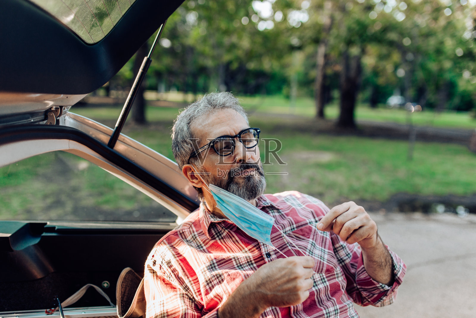 有呼吸困难的老人照片摄影图片