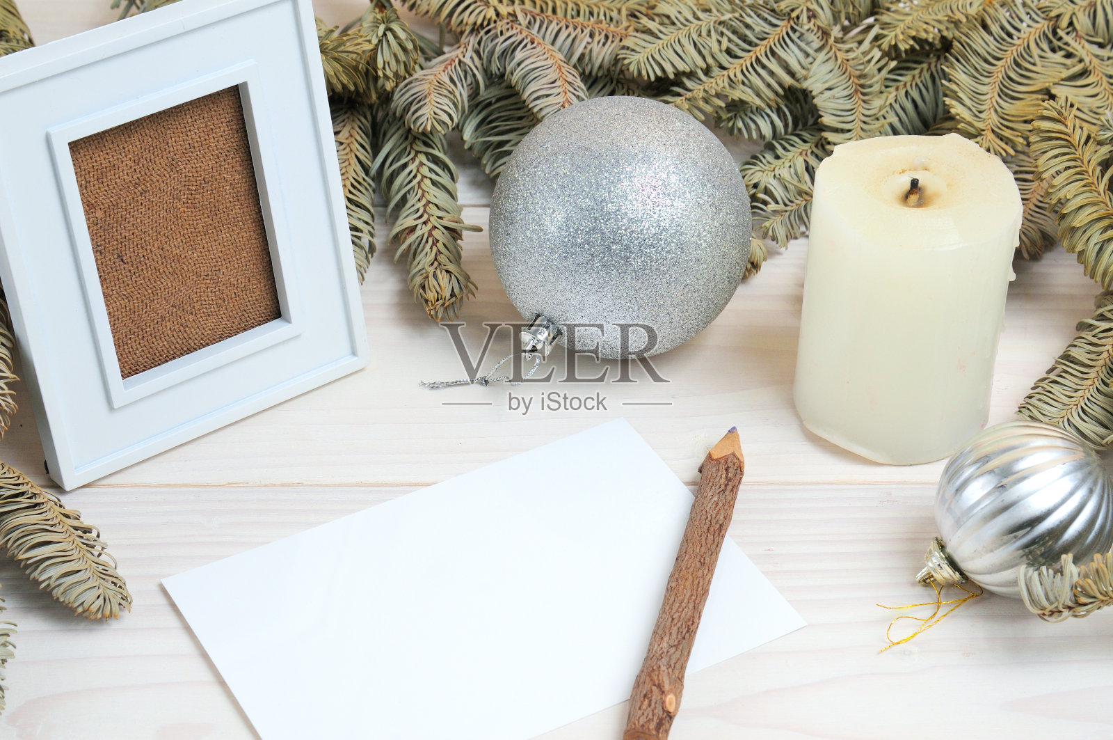 白色木制背景的圣诞主题照片摄影图片