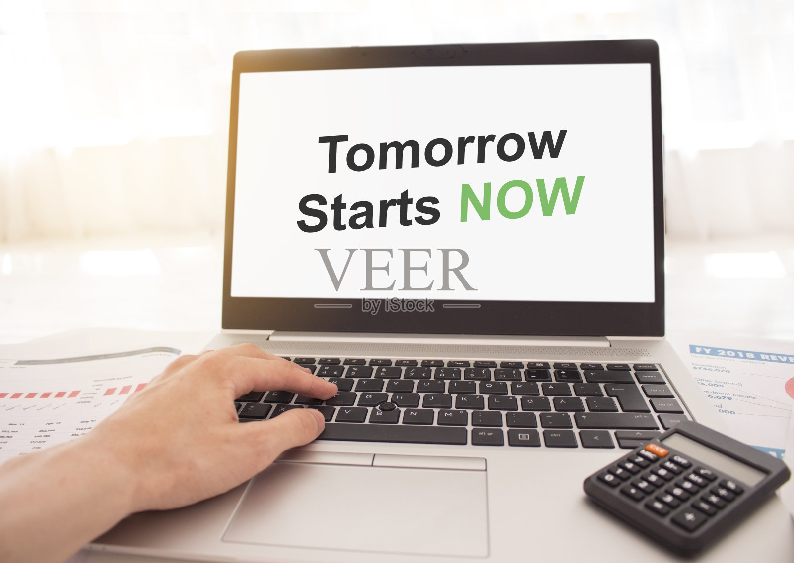 笔记本电脑与文字明天开始现在白屏幕上，业务和财务概念。照片摄影图片