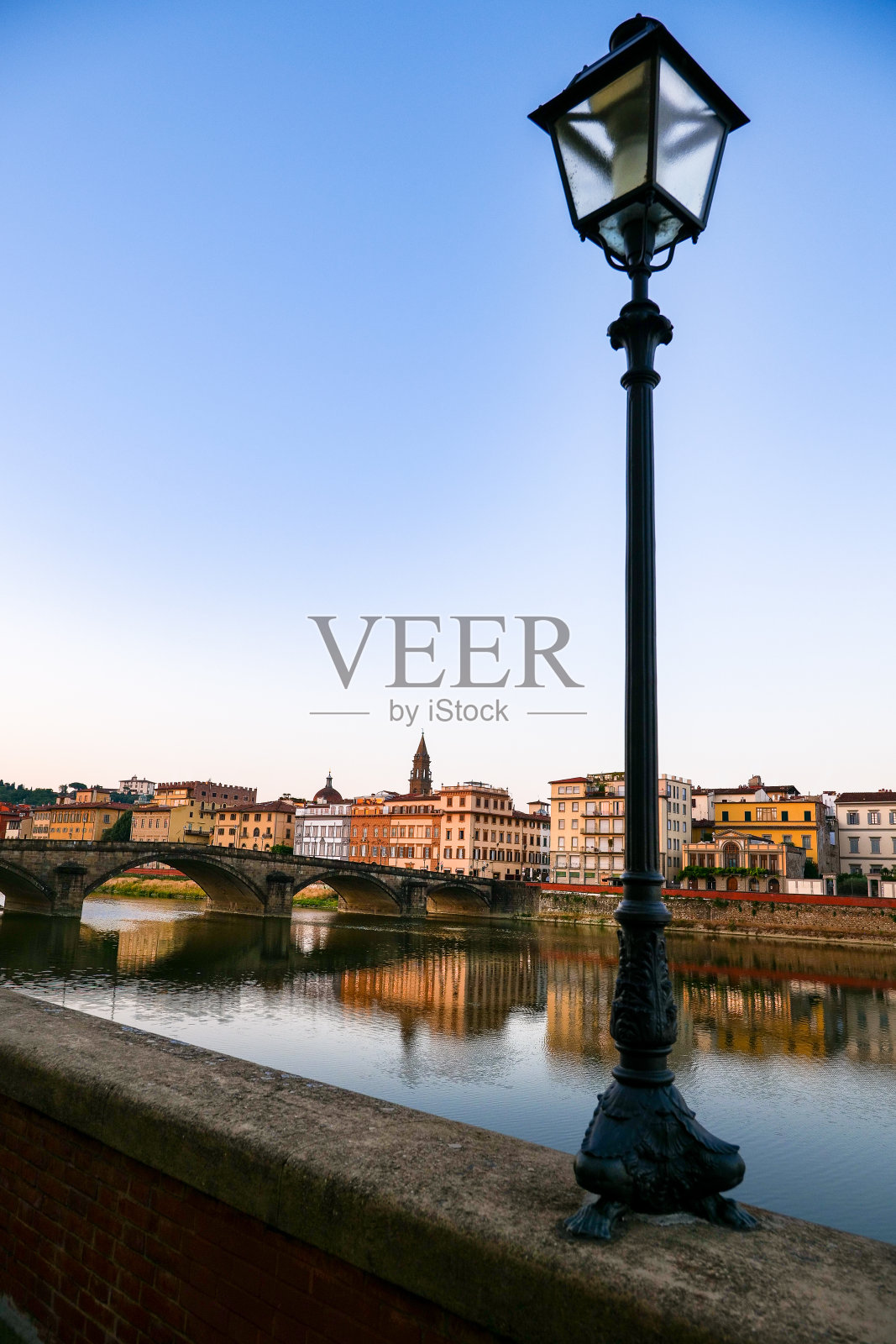 清晨的阳光照亮了阿尔诺河和佛罗伦萨的圣塔桥Trinità照片摄影图片