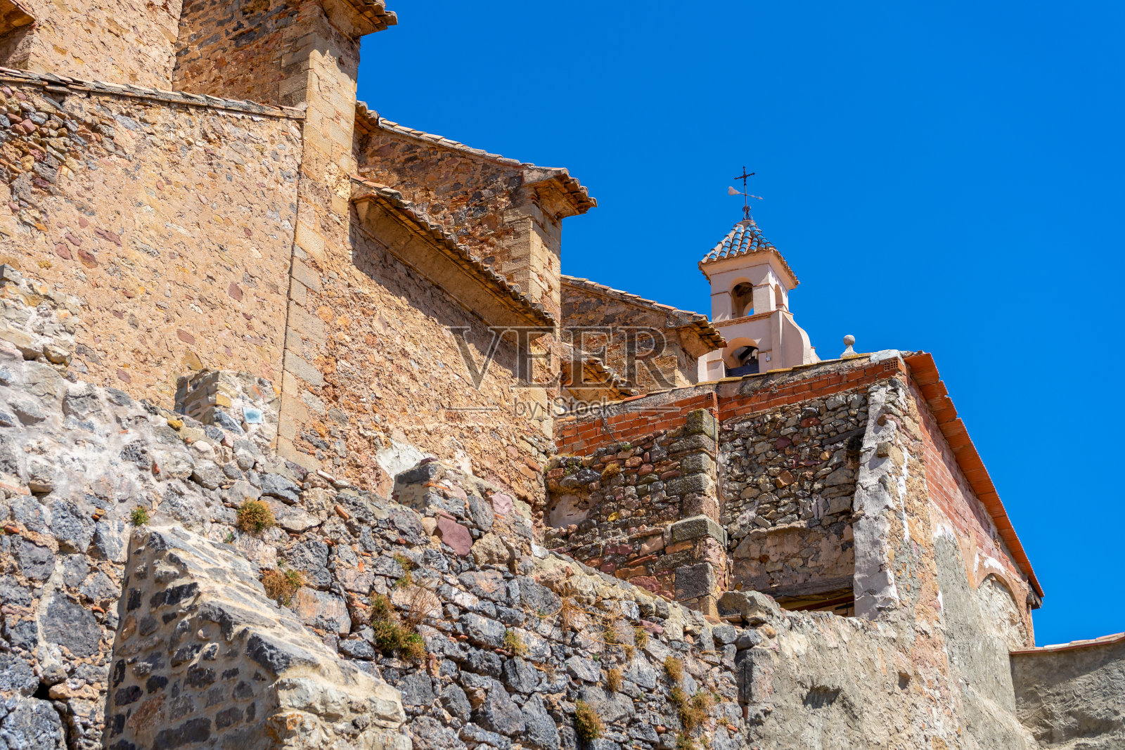 一个古老的石头教堂在一个农村的山村。体系结构概念照片摄影图片