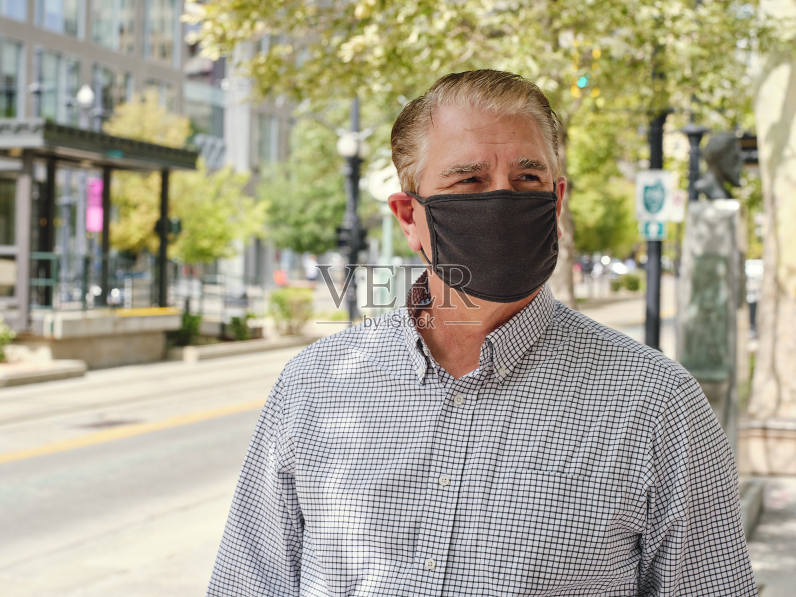 城市里戴面具的男人照片摄影图片