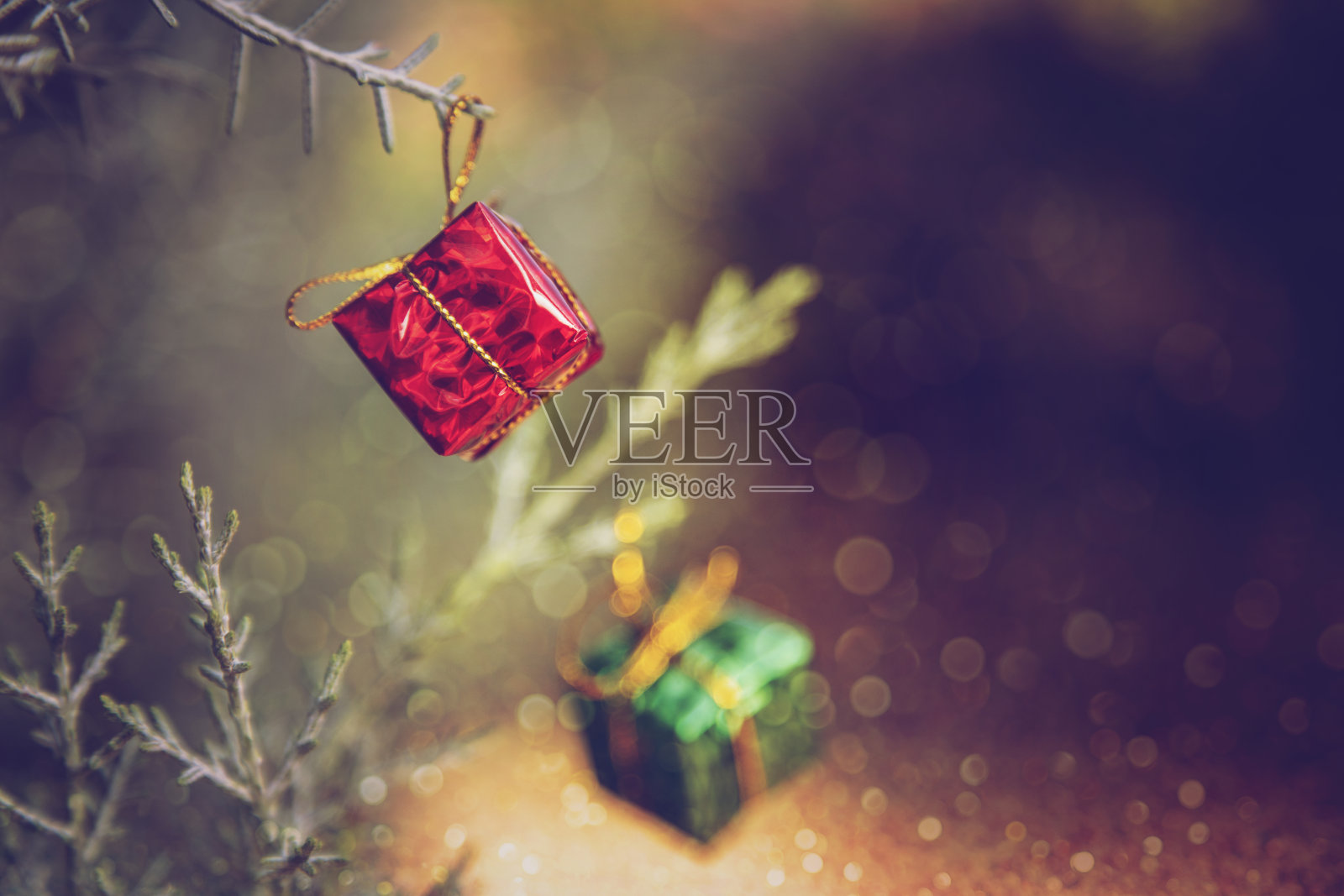 挂在树上的圣诞装饰照片摄影图片