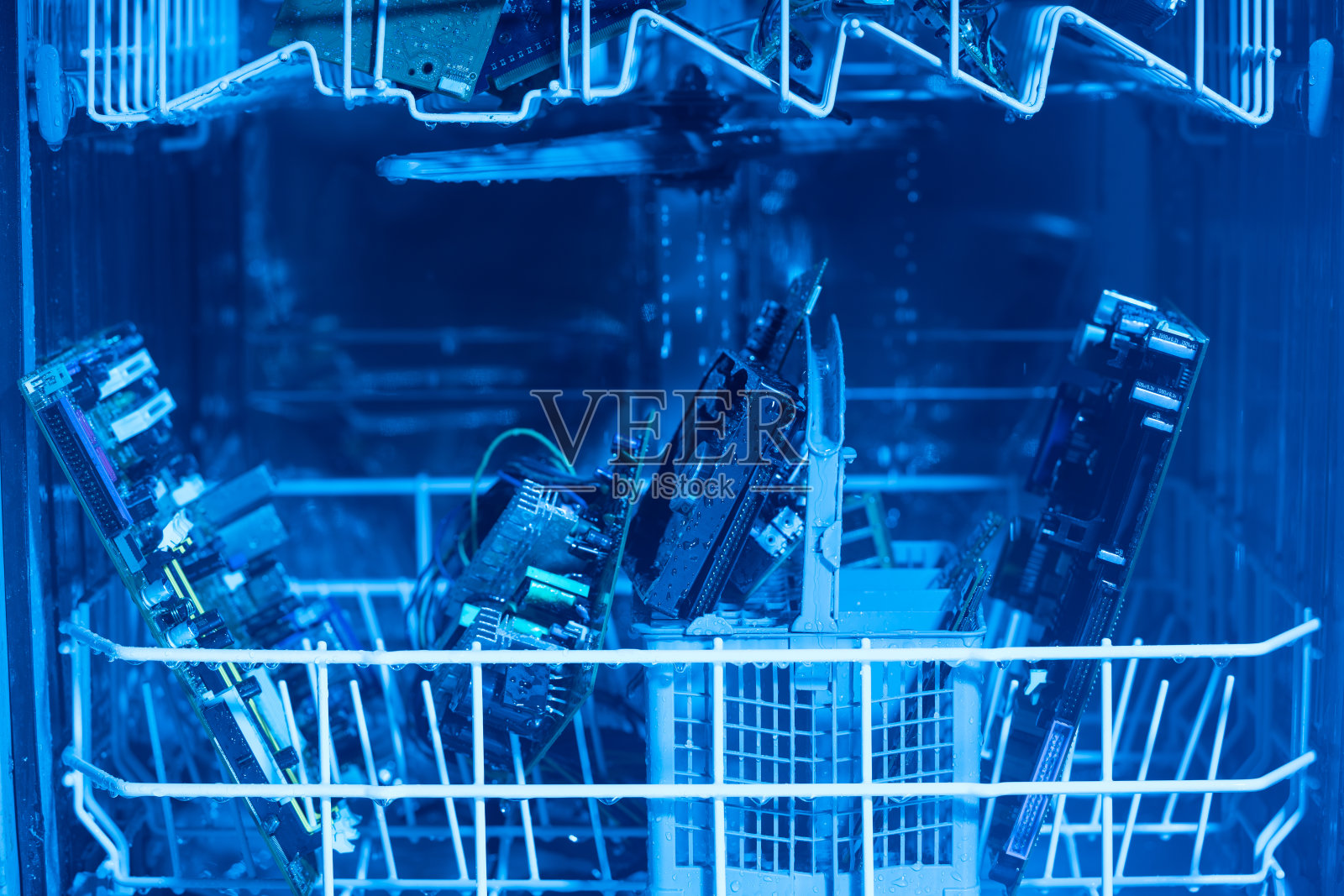 电脑零件在洗碗机的照片照片摄影图片