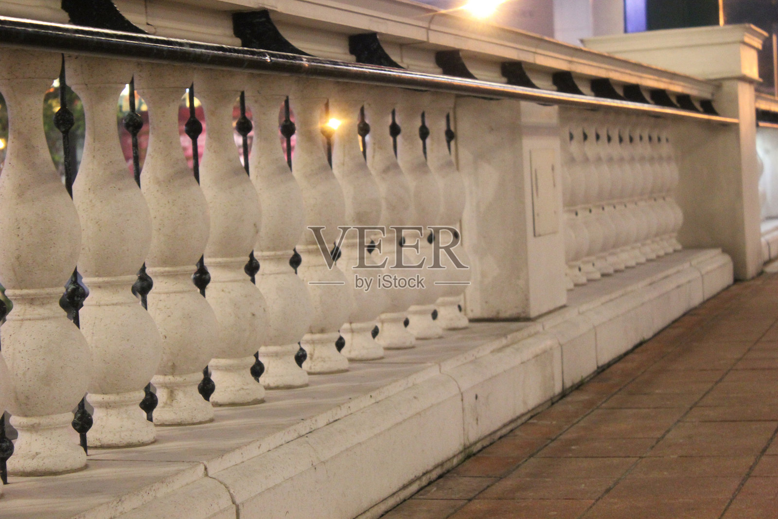 这座城市的白色栏杆照片摄影图片