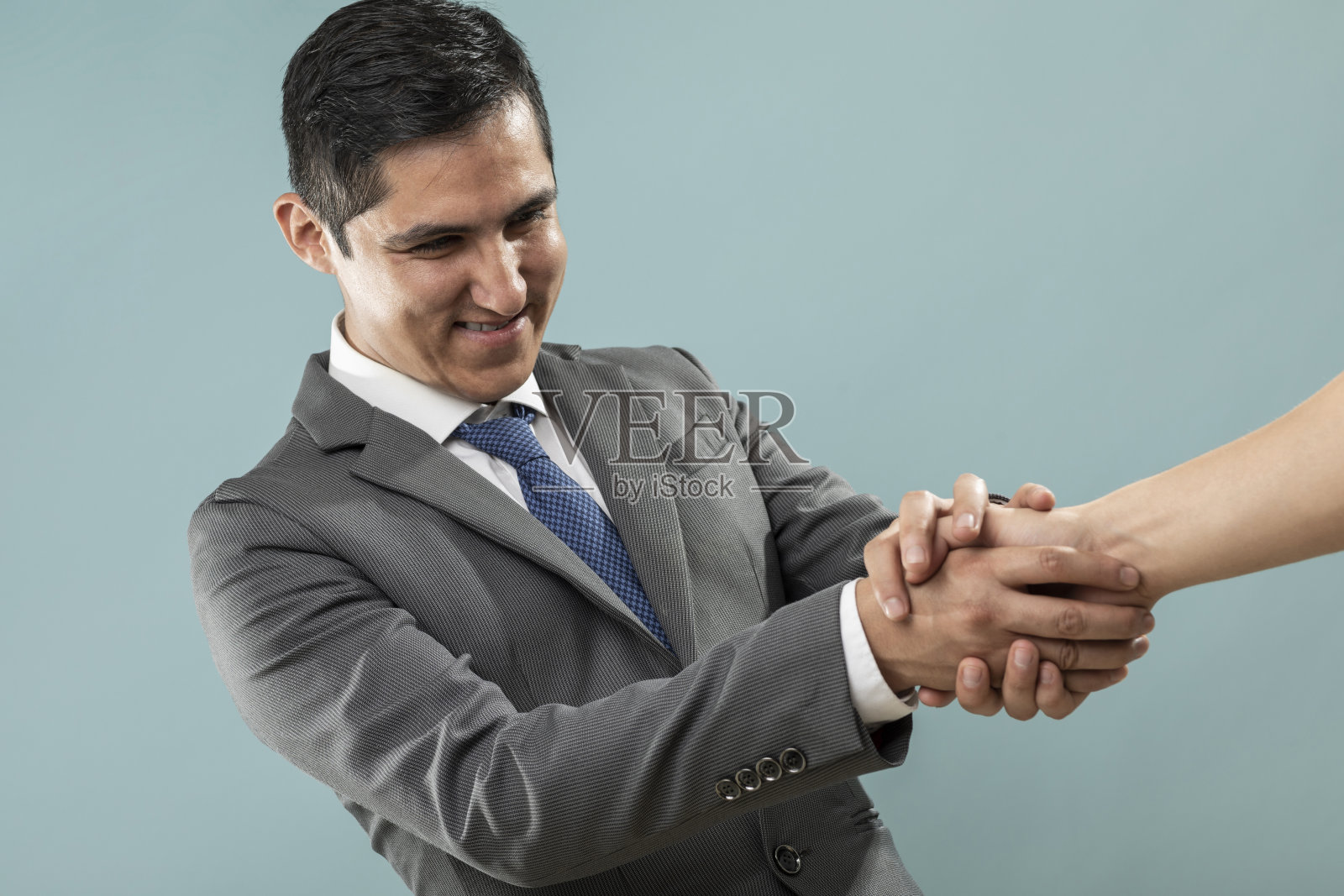 一个年轻人在派对后穿衣服。照片摄影图片