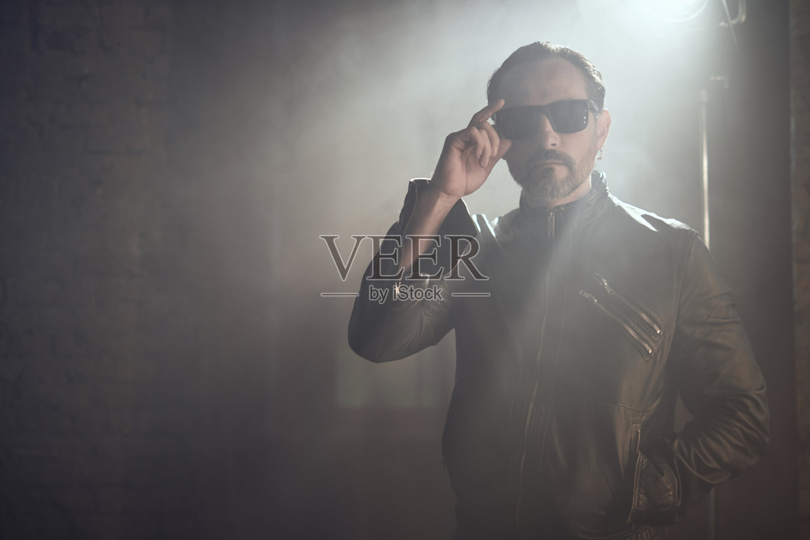 自信的演员明星在雾蒙蒙的阁楼房间里看电影照片拍摄照片摄影图片