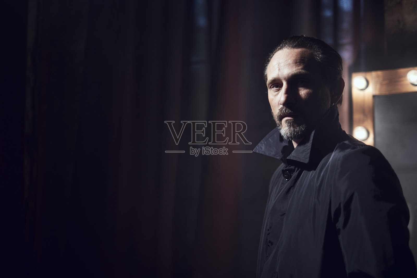 自信的演员明星在雾蒙蒙的阁楼房间里看电影照片拍摄照片摄影图片