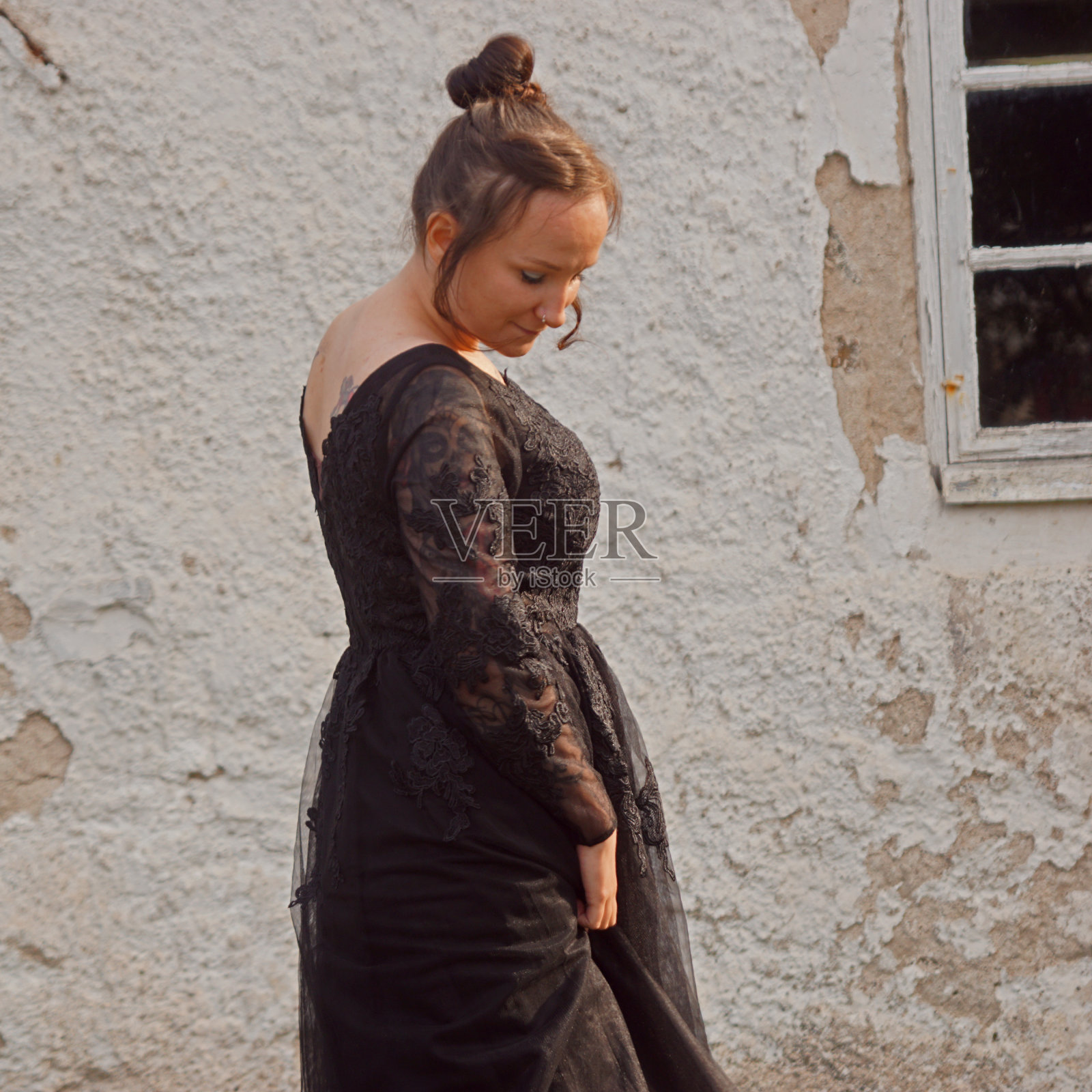 女人在黑照片摄影图片