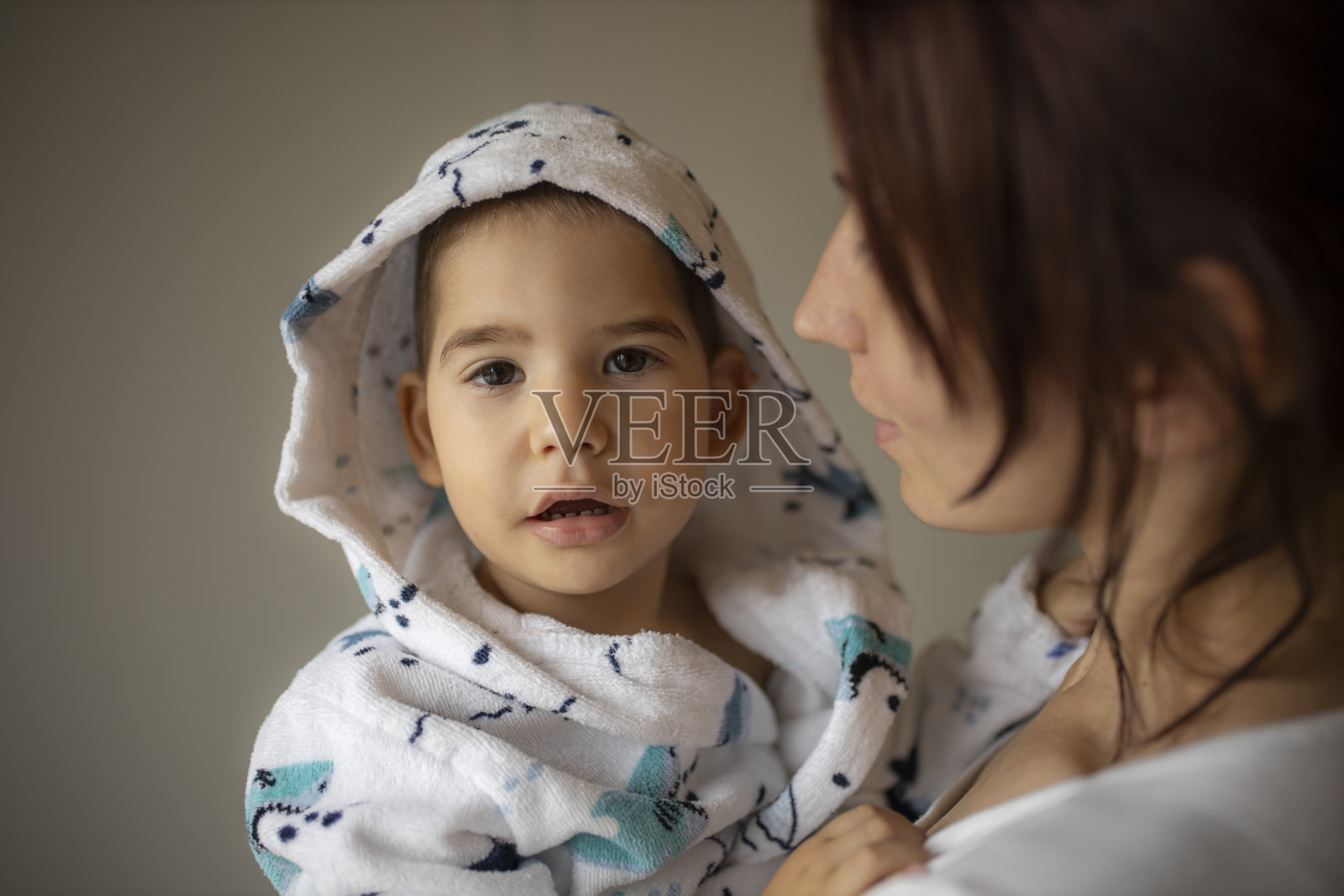 母亲把小儿子抱在怀里照片摄影图片