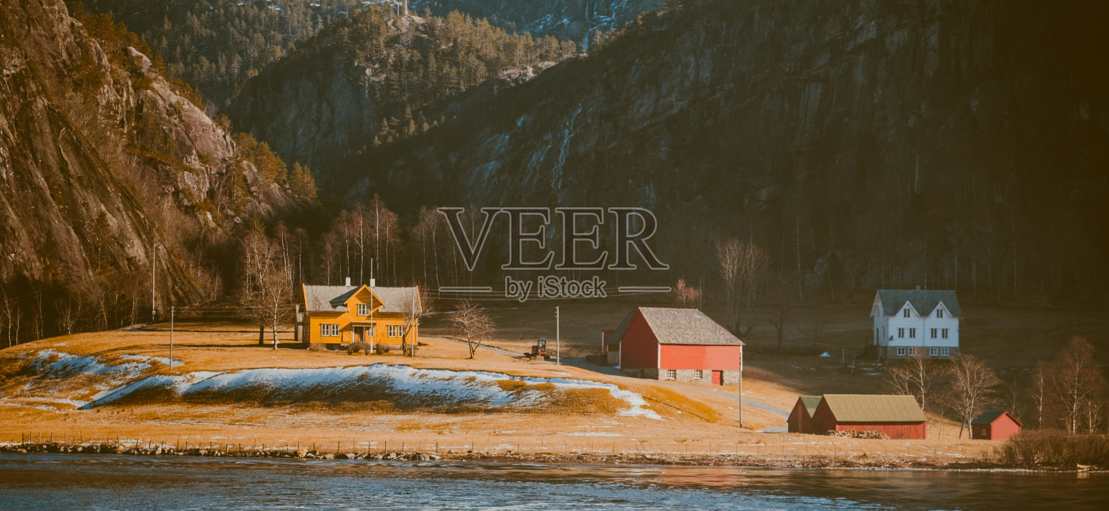 海边的卑尔根山小屋照片摄影图片