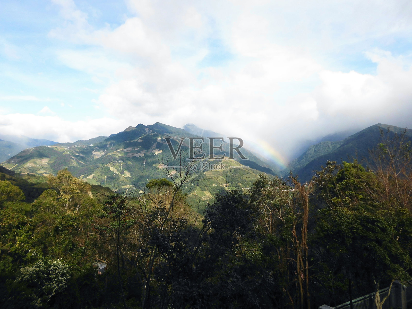 彩虹与云雾笼罩着群山照片摄影图片