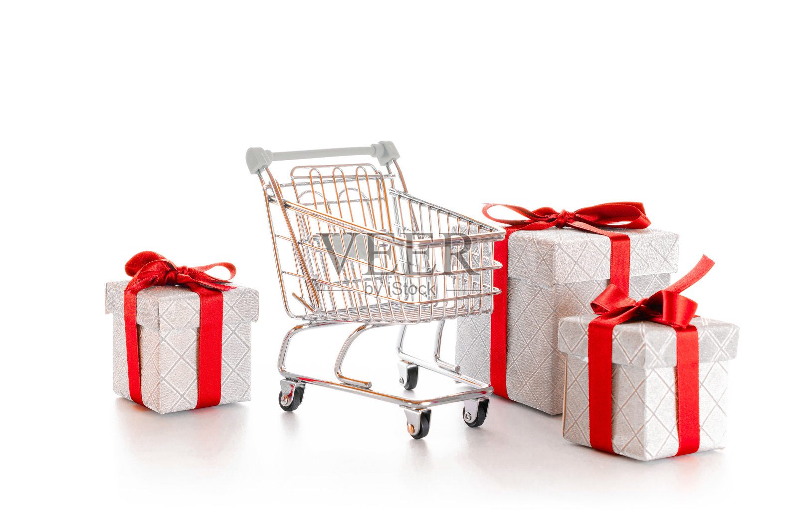 圣诞节的网上购物。手推车超市与圣诞或生日礼盒隔离在白色背景。折扣促销和黑色星期五的概念。为文本复制空间。照片摄影图片
