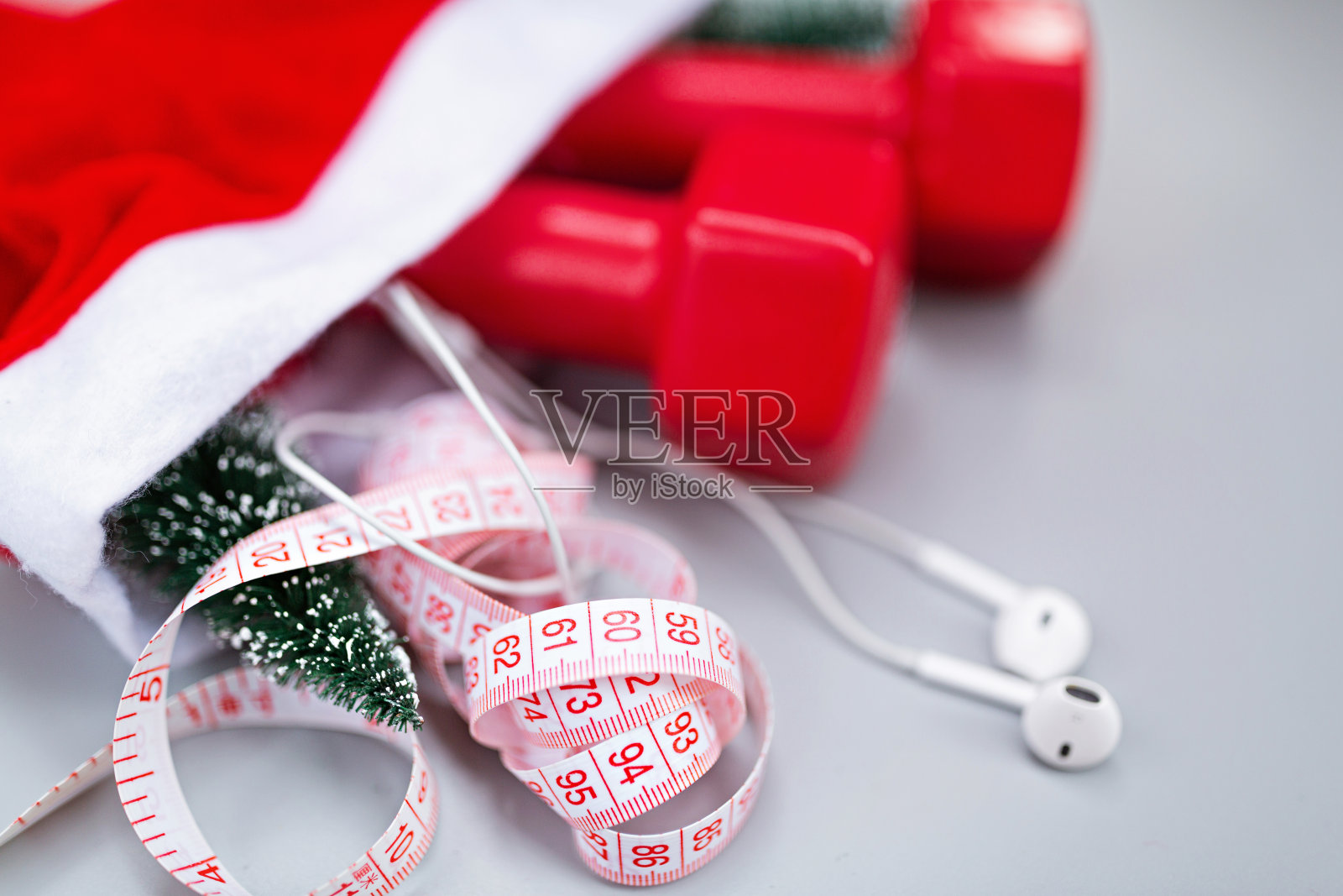 圣诞快乐，新年快乐的概念。运动器材在灰色背景与拷贝空间。平躺，俯视图，头顶，模型照片摄影图片