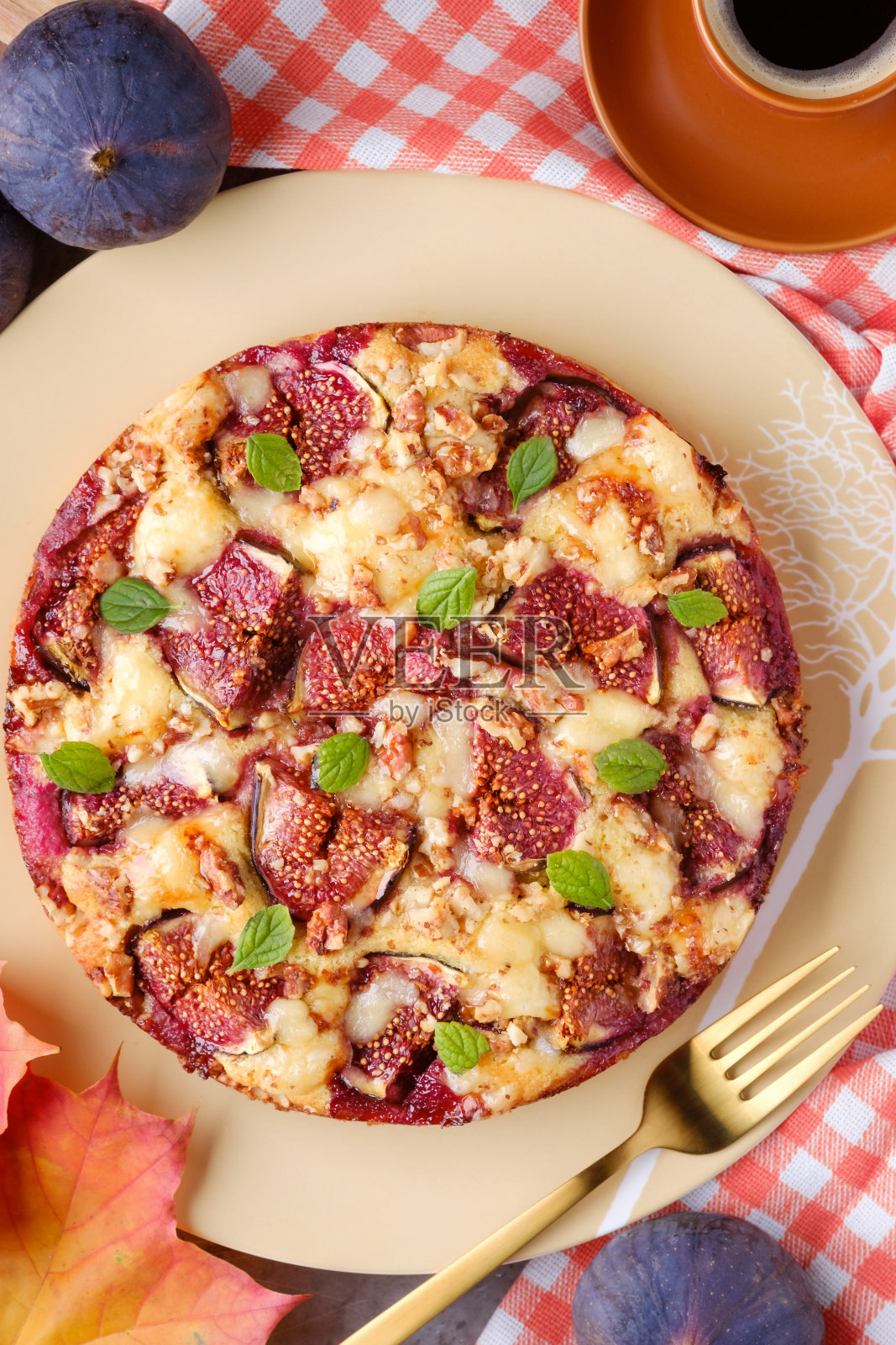 有无花果、核桃和奶酪的派。秋天静物作文照片摄影图片