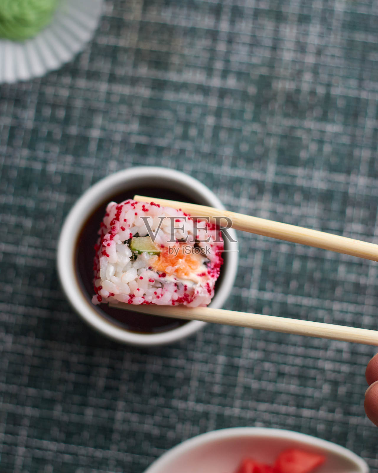 寿司卷。餐厅里的日本料理。寿司卷与鲑鱼，蔬菜，飞鱼卵特写照片摄影图片