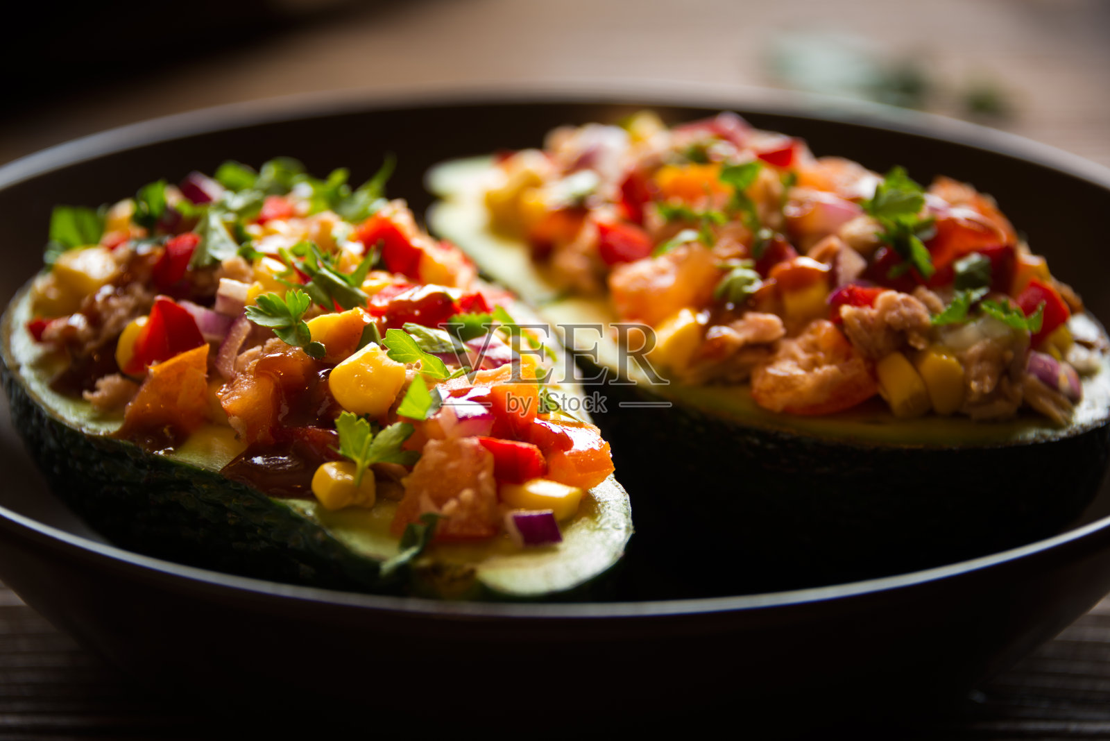 鳄梨，夹金枪鱼和蔬菜照片摄影图片