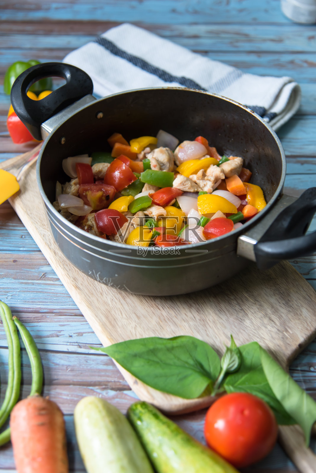 垂直看炒蔬菜和煮鸡照片摄影图片