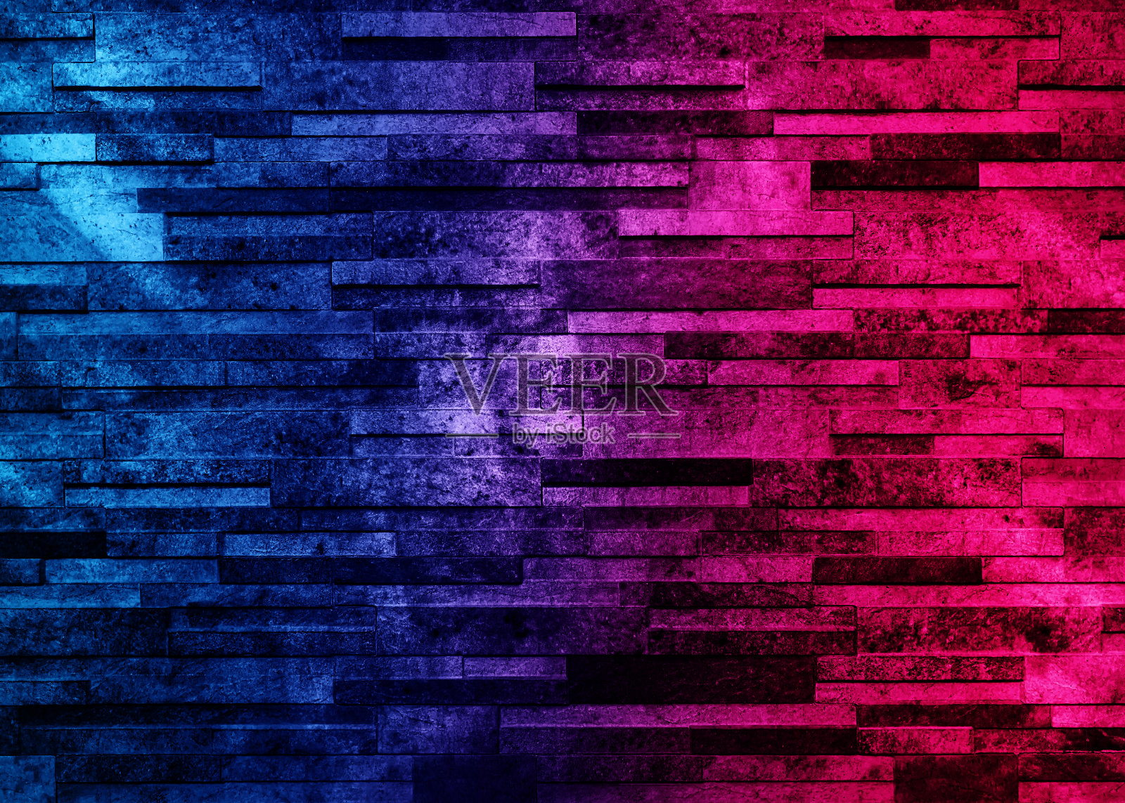 混凝土墙的垃圾纹理背景与红色和蓝色的照明效果。照片摄影图片