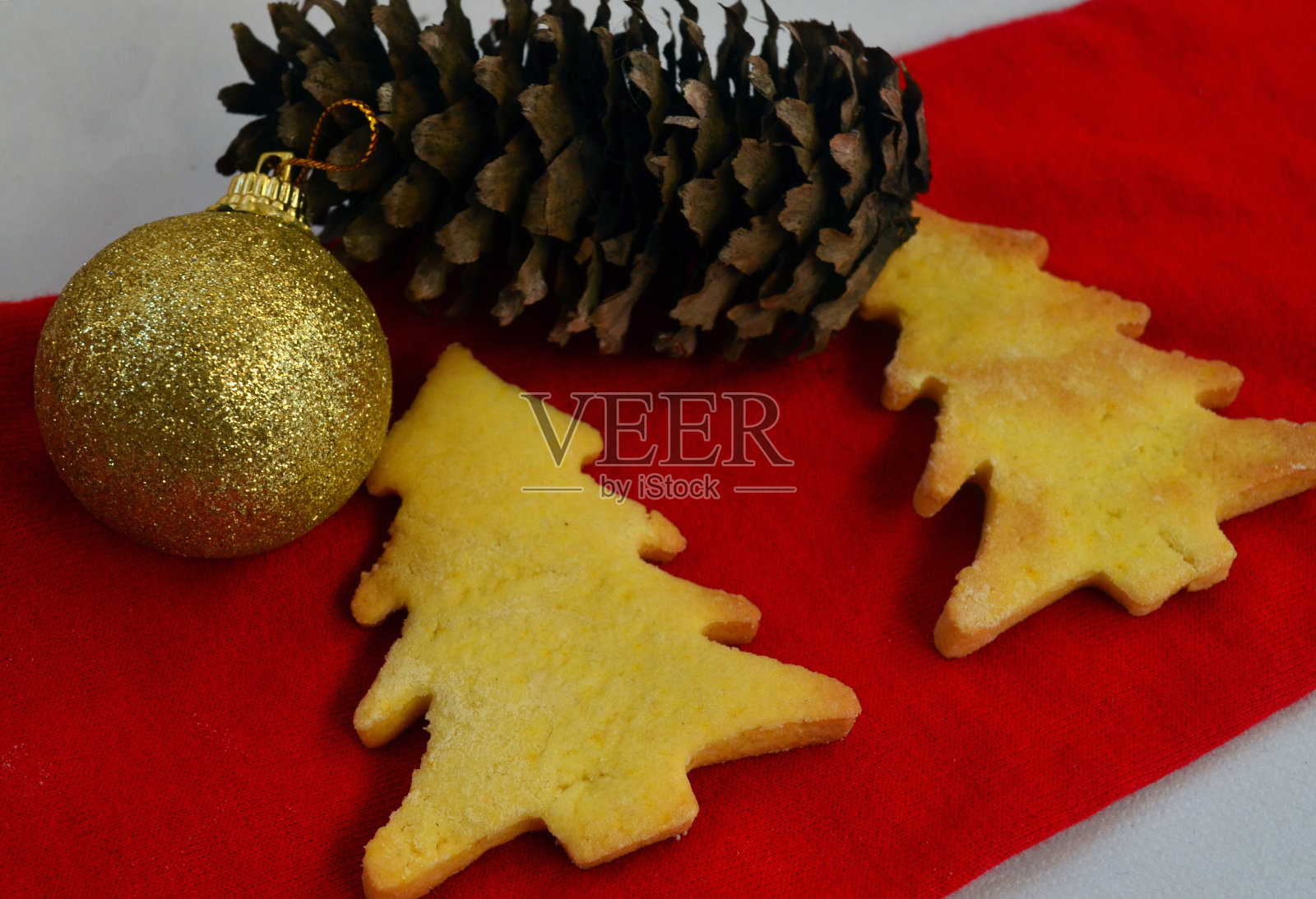 以红色的圣诞树为背景的松脆饼干作为新年的装饰。圣诞节。照片摄影图片