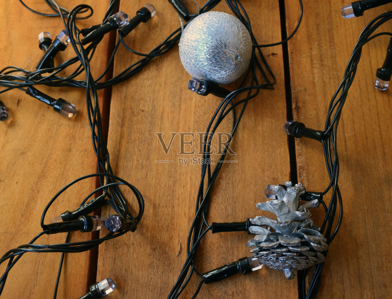 新年的球和圣诞树上的装饰品的布局。照片摄影图片