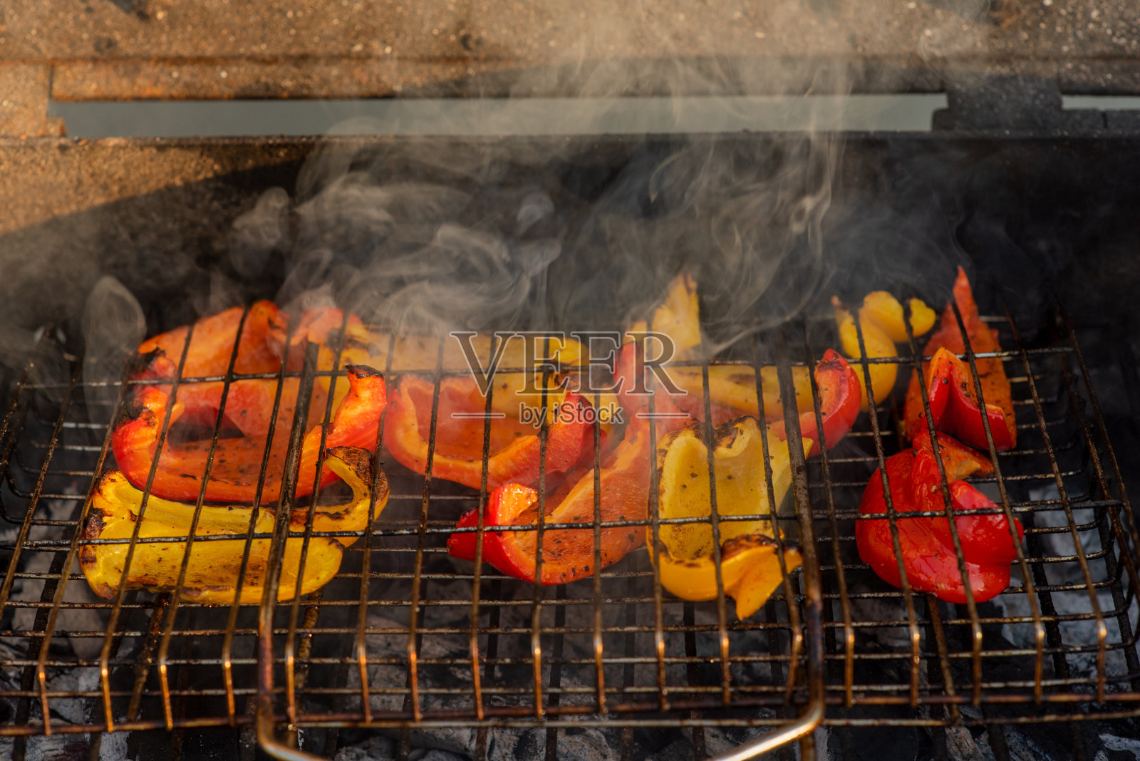 保加利亚辣椒是在火上炒的。健康的饮食习惯。蔬菜是烤的。野餐。素食和纯素食主义照片摄影图片