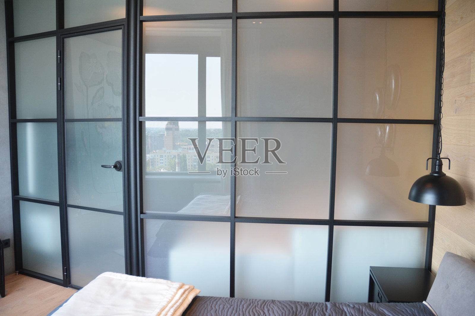 毛玻璃卧室墙，玻璃房间隔断，屏风隐私隔断与方形是小空间的完美解决方案。照片摄影图片