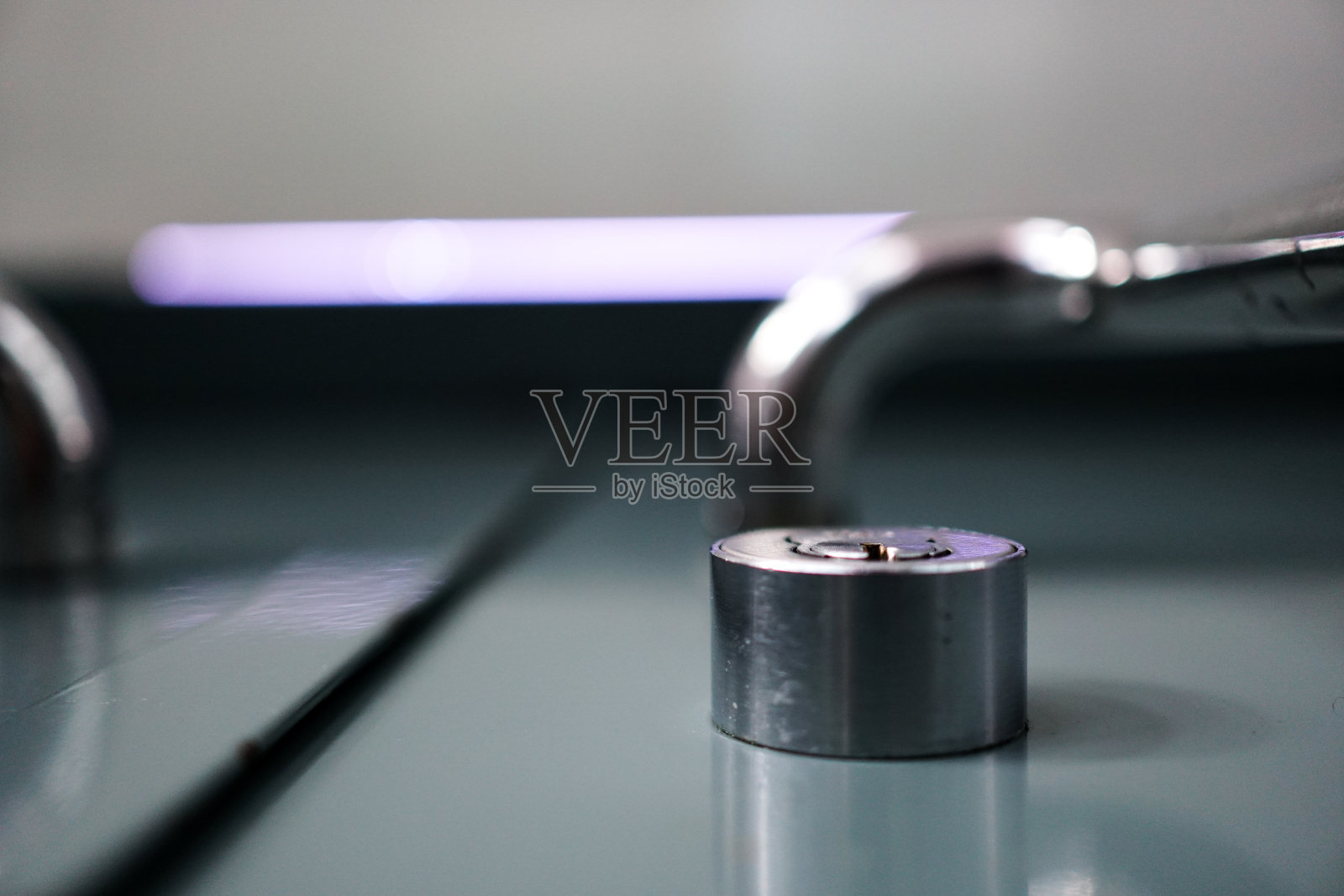 金属门把手是在一个现代建筑。这扇门是用金属做的，很结实。查找。物体在右边。照片摄影图片