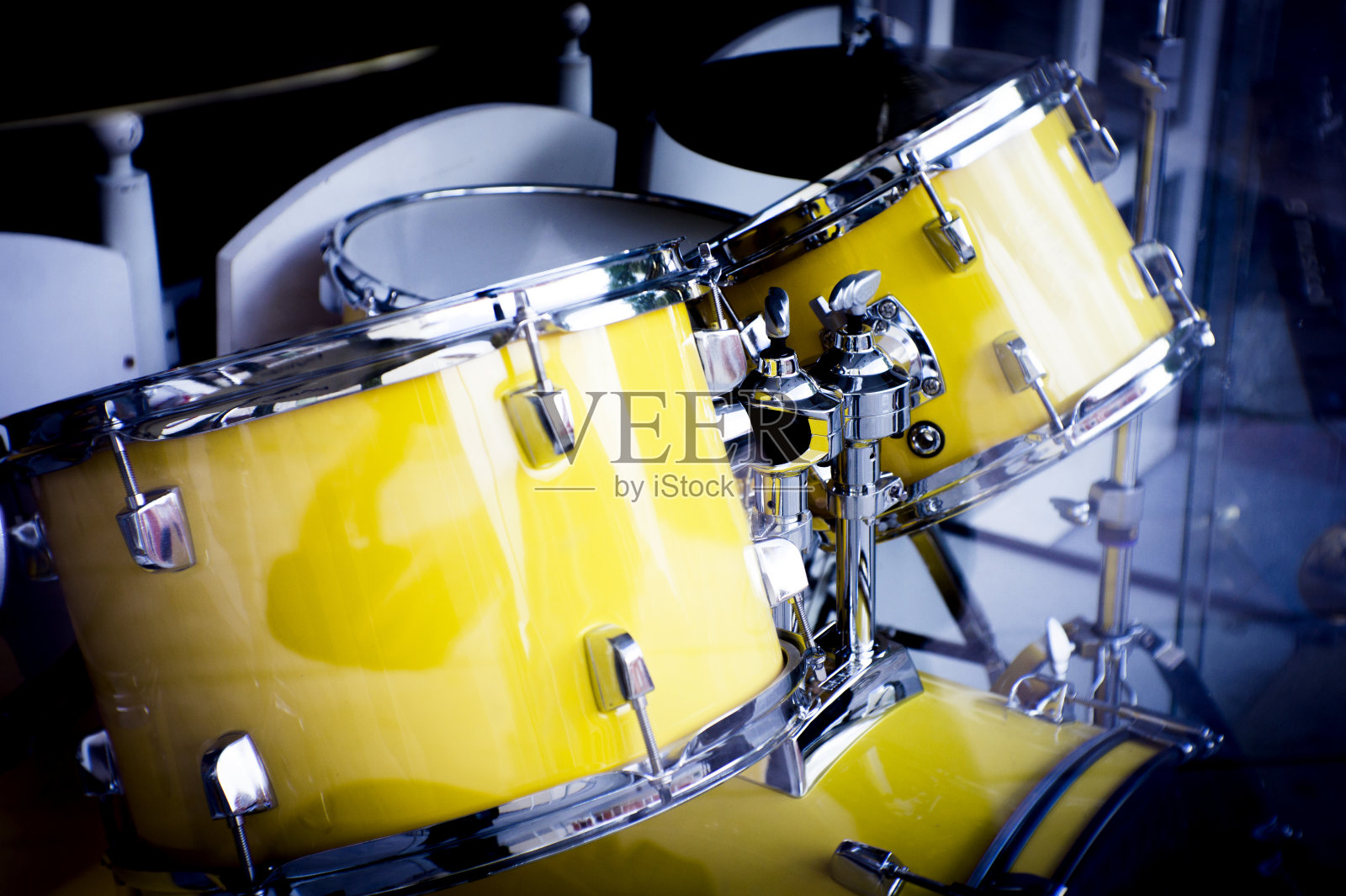 黄色的专业鼓乐器。没有人照片摄影图片