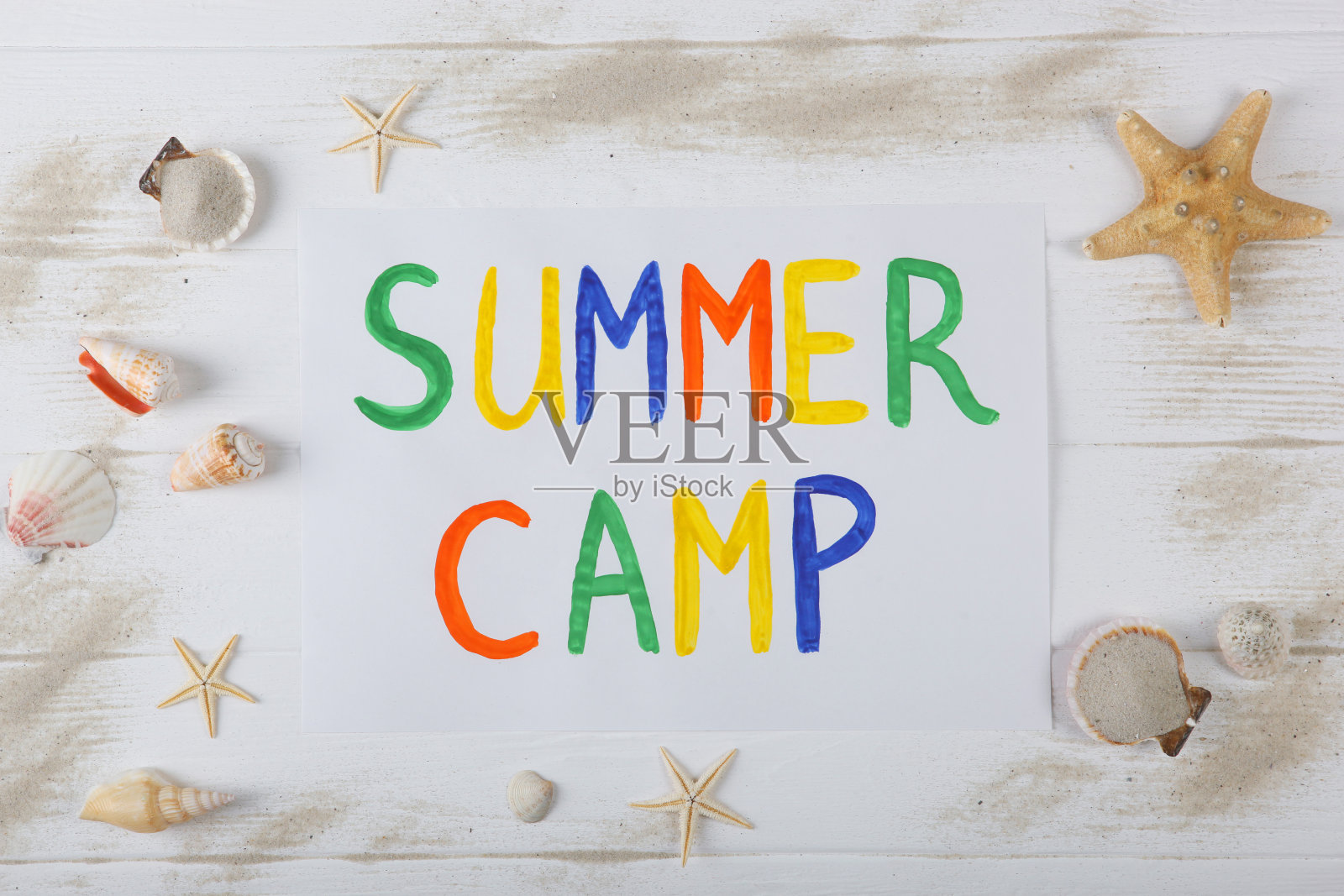 题词“夏令营”的彩色背景俯视图。照片摄影图片