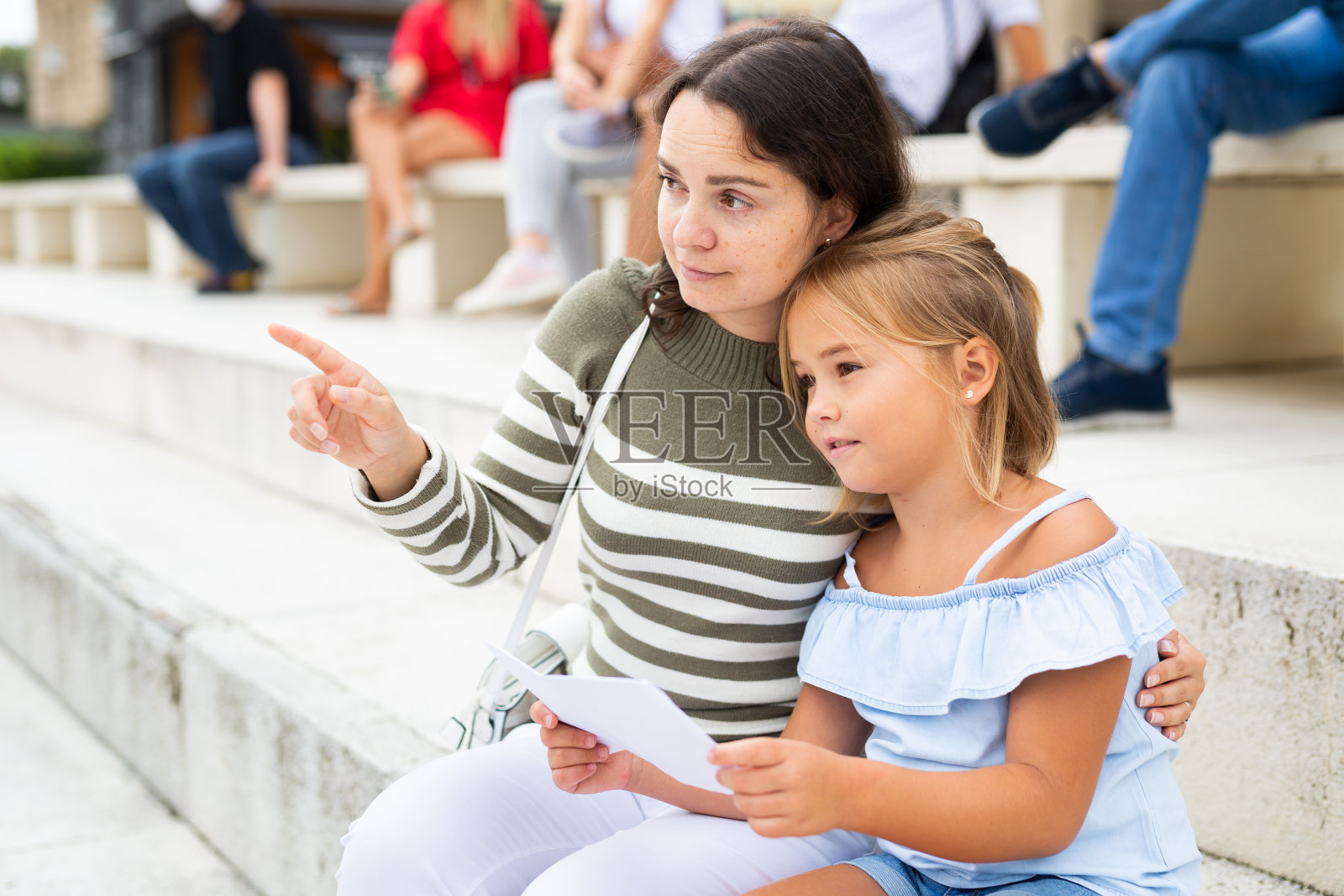 巴塞罗那，女人和女儿坐在石头楼梯上照片摄影图片
