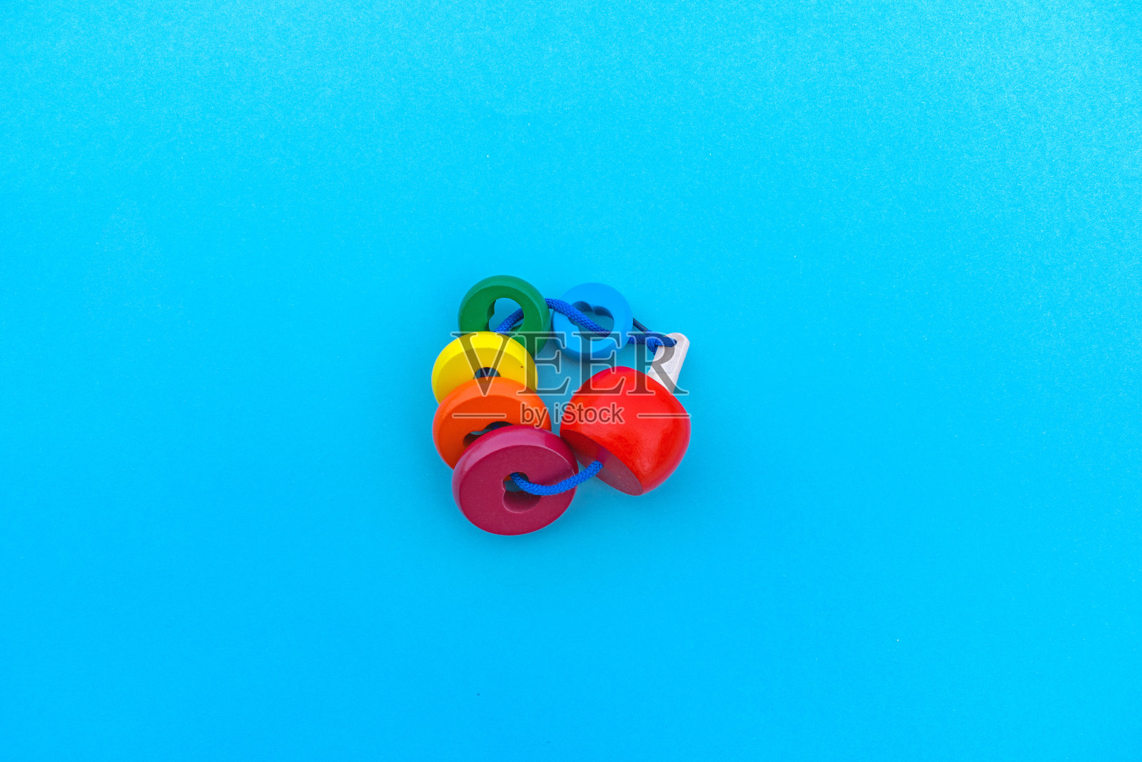 蒙台梭利材料分选形状。在家教育。照片摄影图片