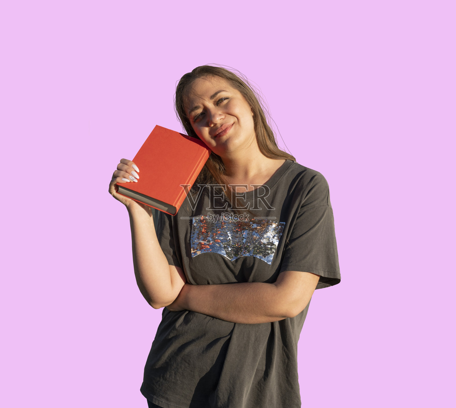 一张孤立的照片，一个年轻美丽的女孩与一本书，学习照片摄影图片