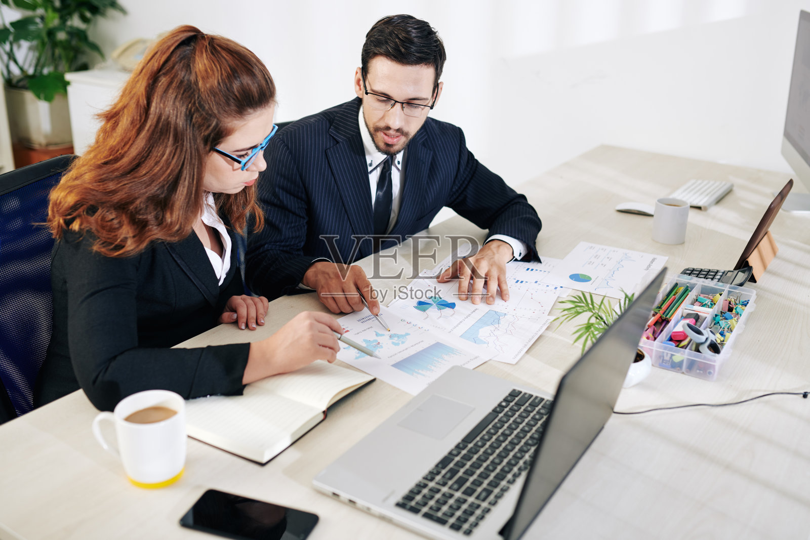 市场团队检查文档照片摄影图片