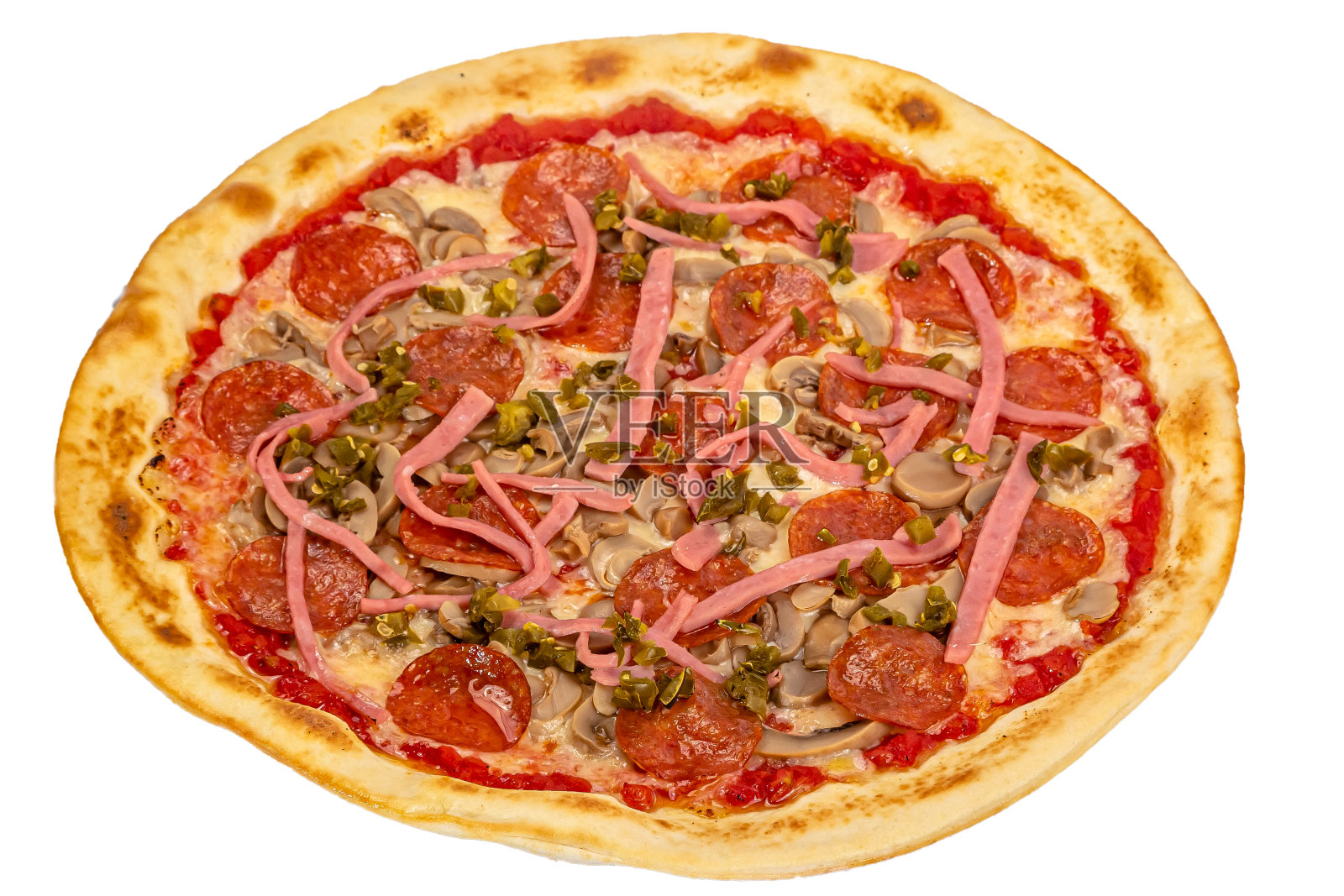 白色背景上孤立的披萨:奶酪，意大利腊肠，刺山柑，西红柿，酱汁照片摄影图片