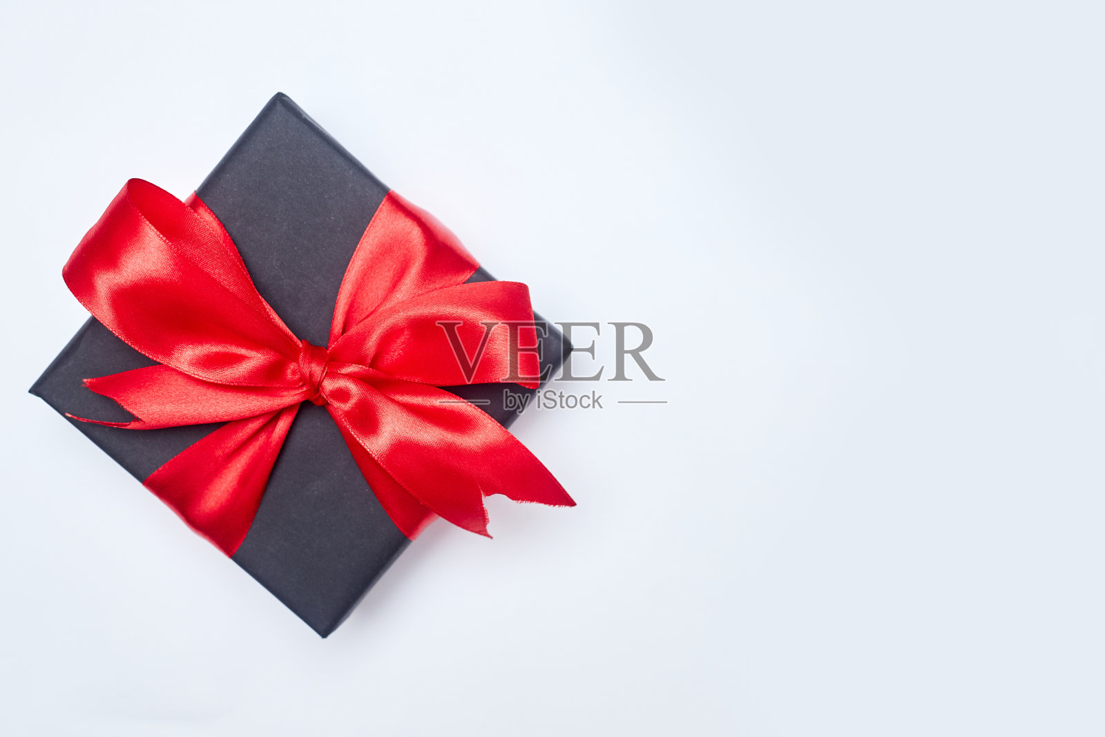 黑色星期五销售平与礼盒和丝带，拷贝空间，圣诞节和假日概念的白色背景照片摄影图片