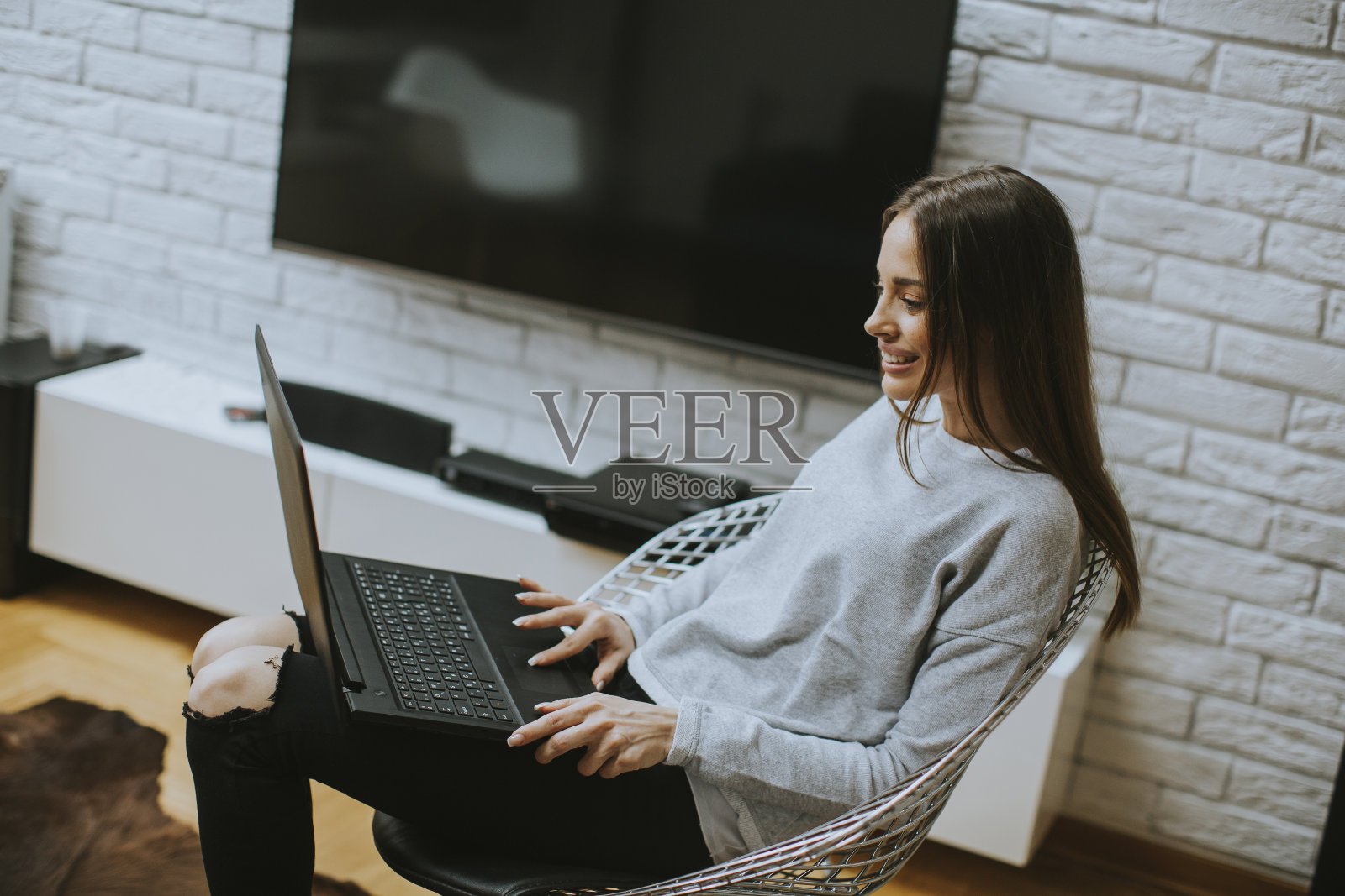 漂亮的年轻女子在家里使用笔记本电脑照片摄影图片