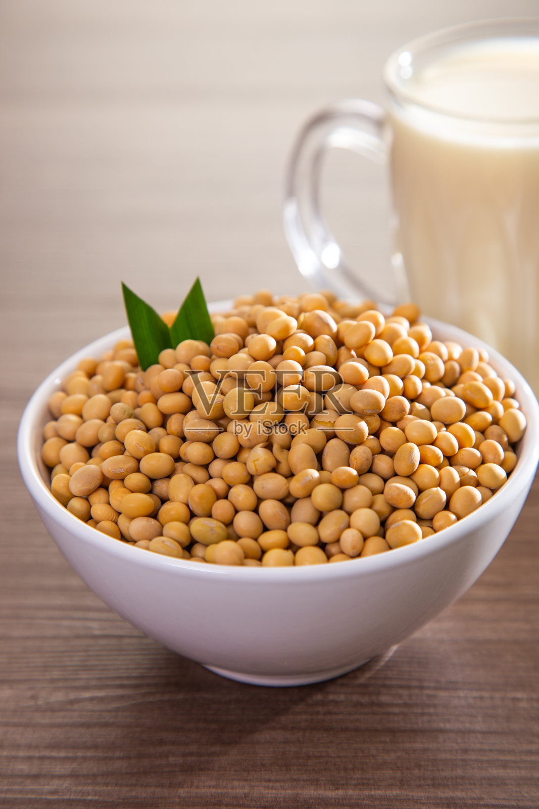 木质表面的大豆。照片摄影图片