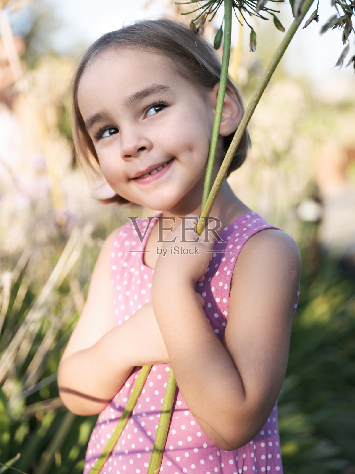 一个小女孩在一个自然公园的户外微笑的肖像照片摄影图片