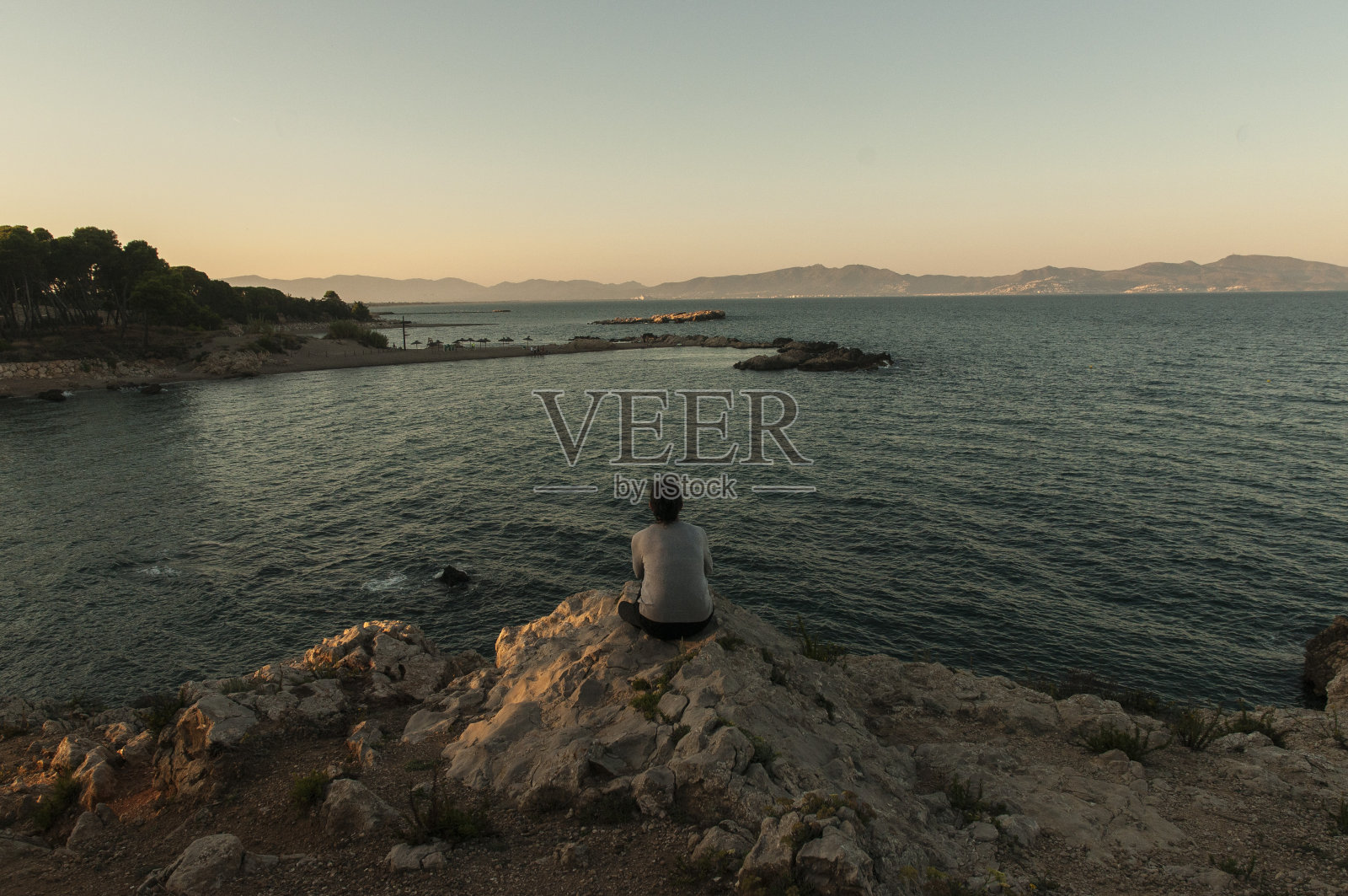 看着秋天的大海照片摄影图片