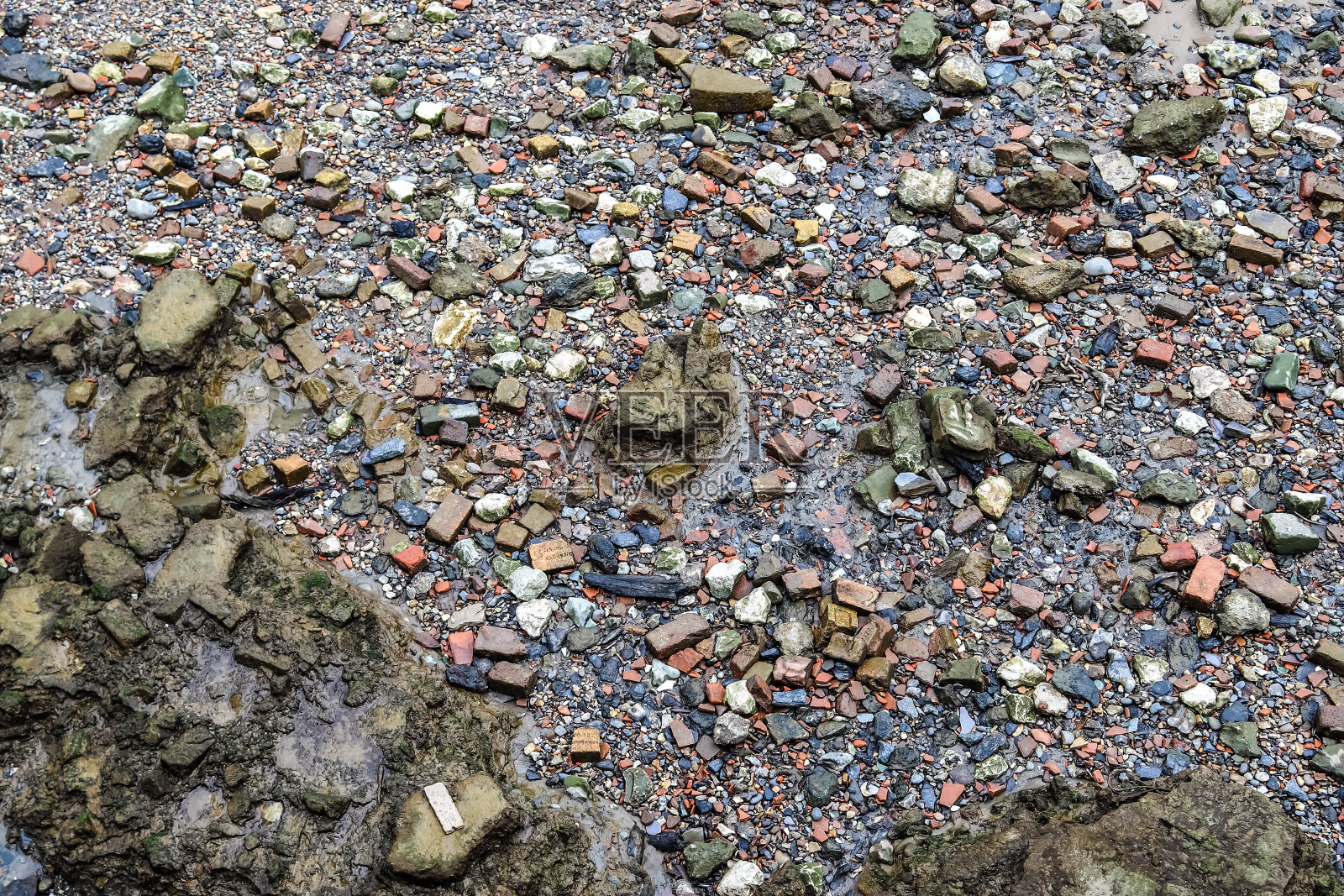 详细的近距离观看卵石和石子上的砾石地面纹理照片摄影图片