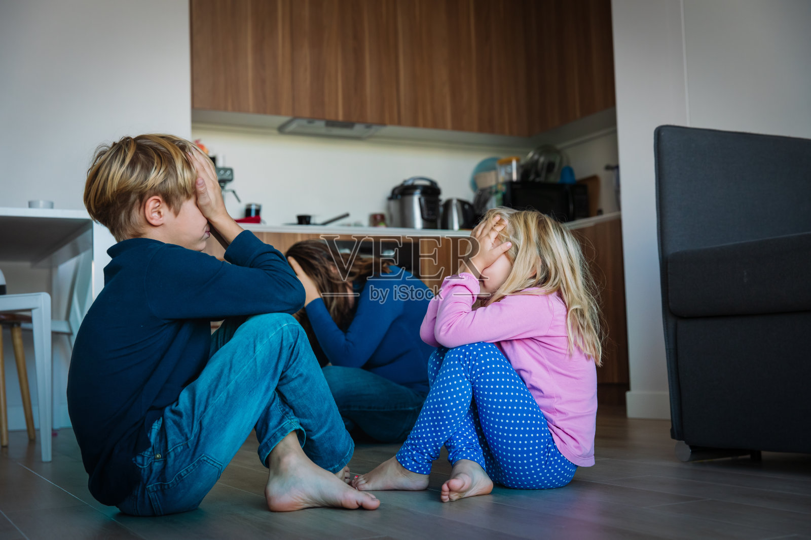 家庭问题，悲伤的孩子，疲惫不堪的母亲照片摄影图片