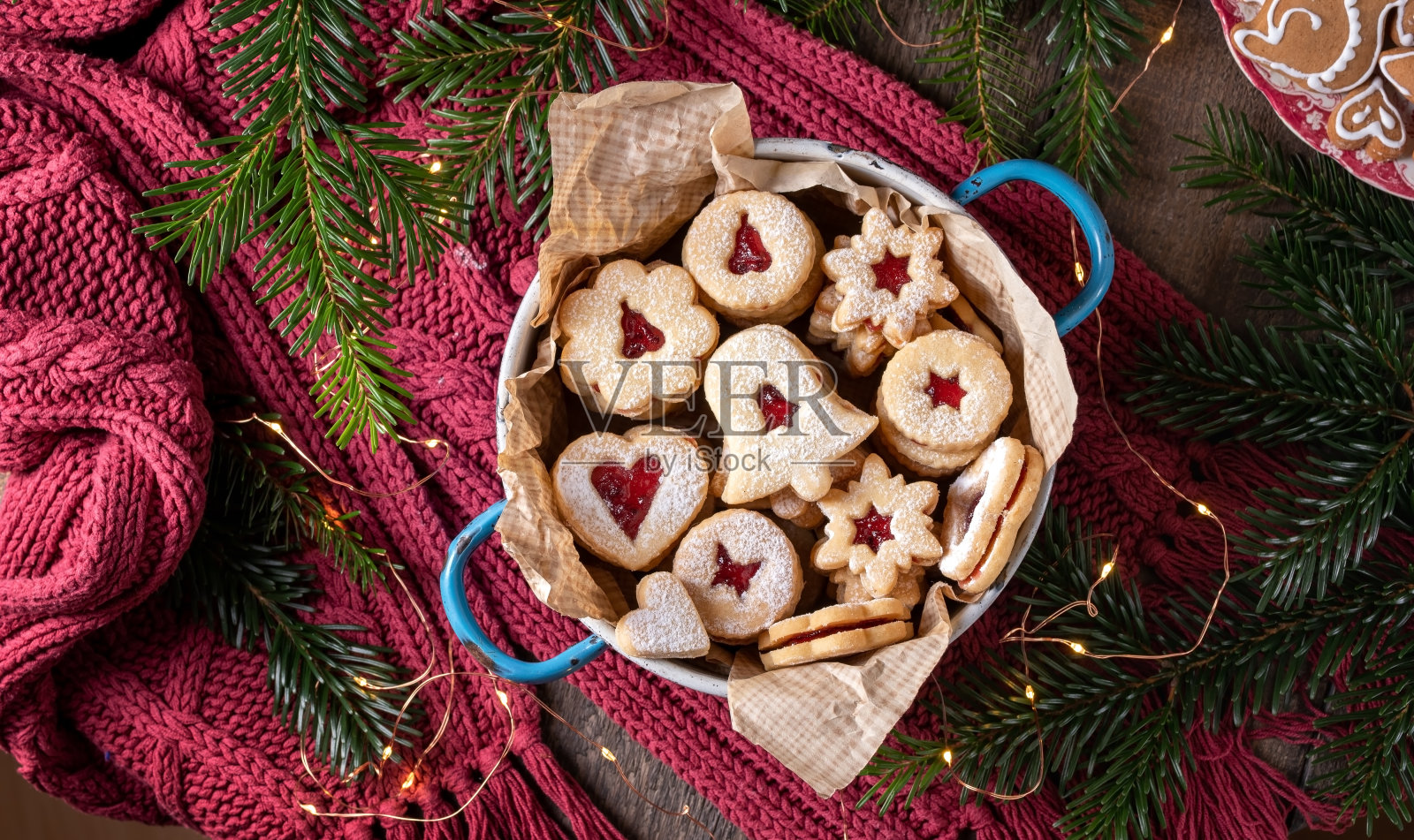蓝锅里装着果酱的林泽圣诞饼干照片摄影图片