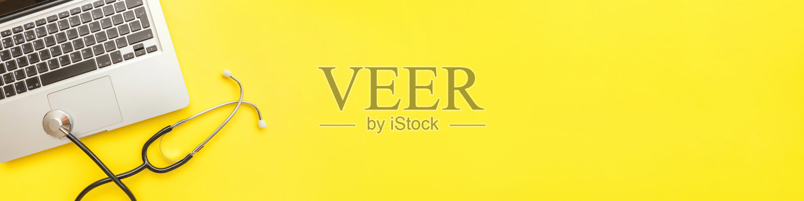 听诊器键盘笔记本电脑黄色背景隔离。现代医学信息技术、软件推进理念。计算机小部件的诊断和修理。平铺顶视图横幅照片摄影图片