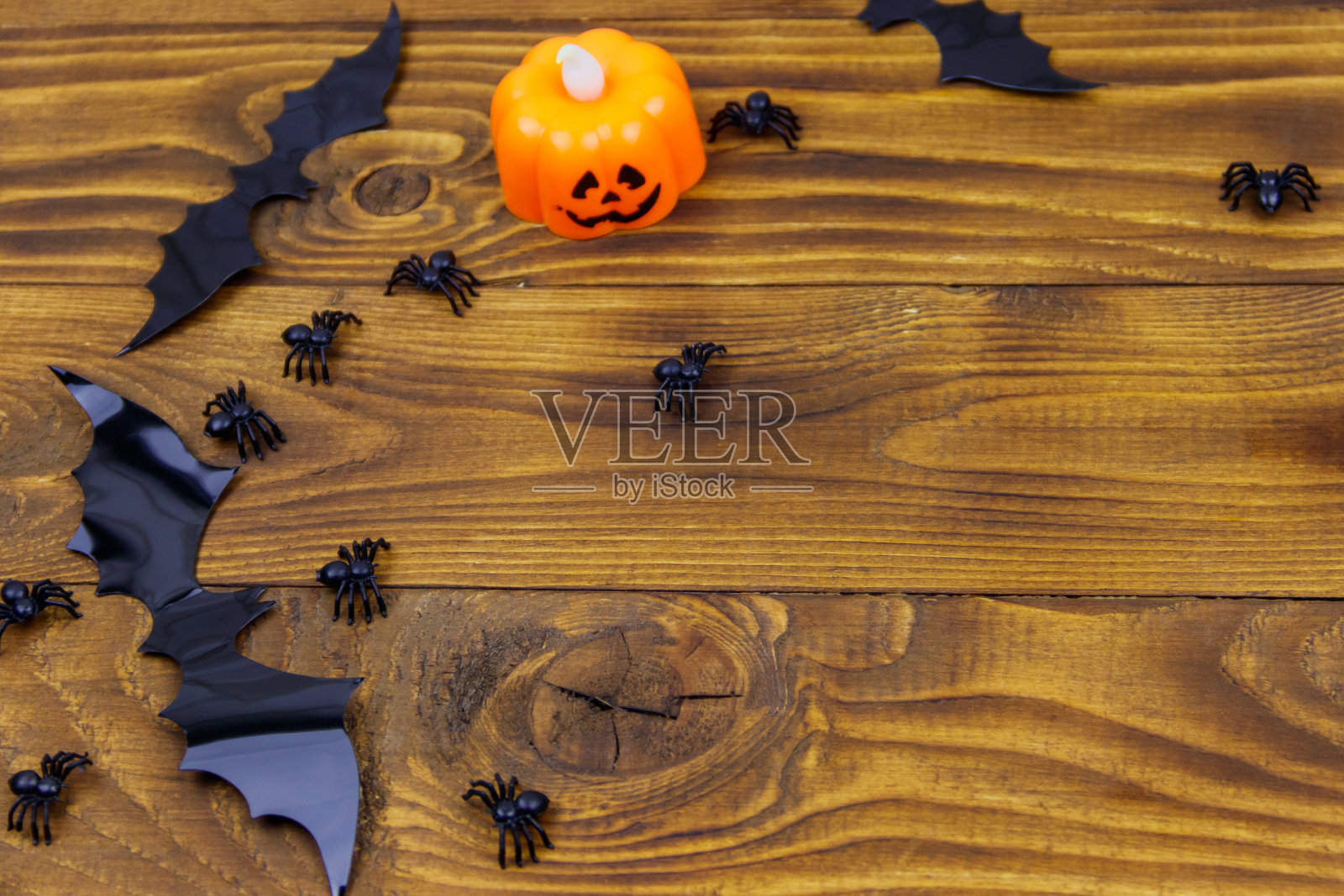 万圣节作文与杰克灯，蜘蛛和蝙蝠在木制背景。俯视图，复制空间照片摄影图片