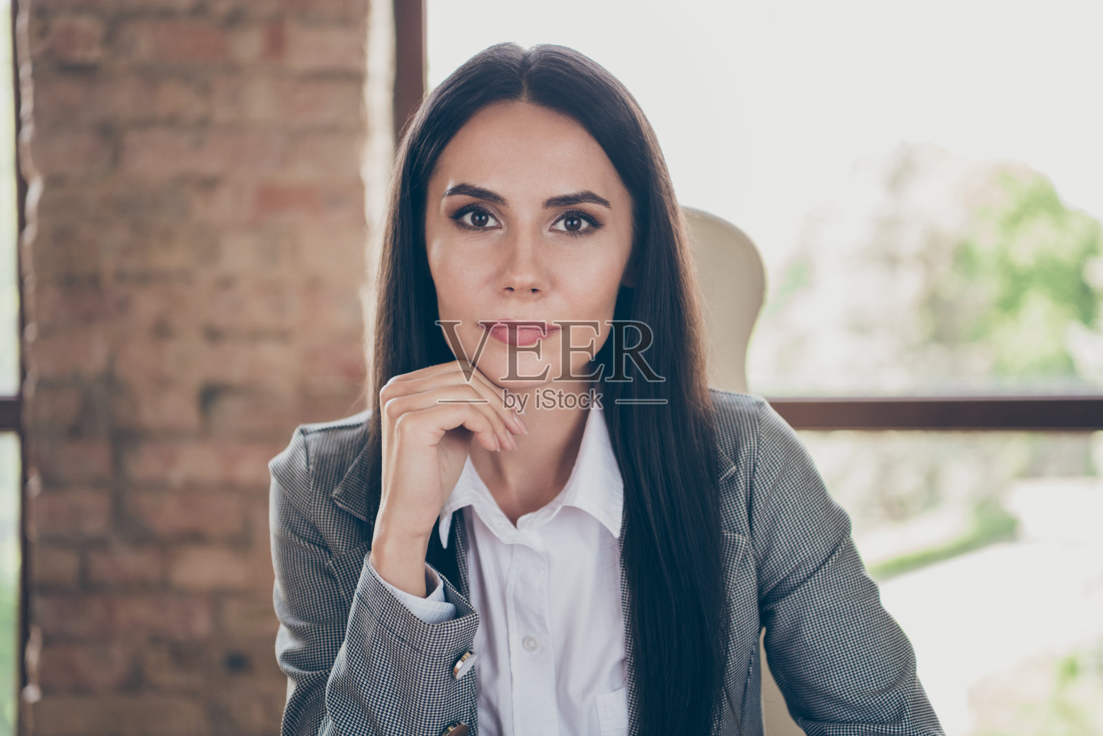 认真聪明的老板女老板照片公司老板有伙伴衣领会议会议网络摄像头听启动开发解决方案穿夹克套装在工作站照片摄影图片